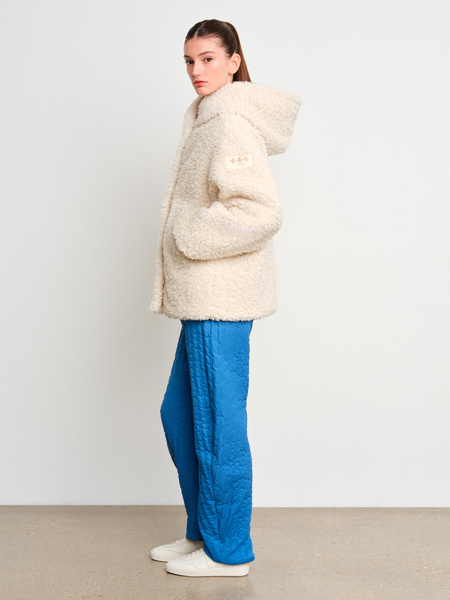 モデル身長175cm、着用サイズ2、着用カラーIVORY