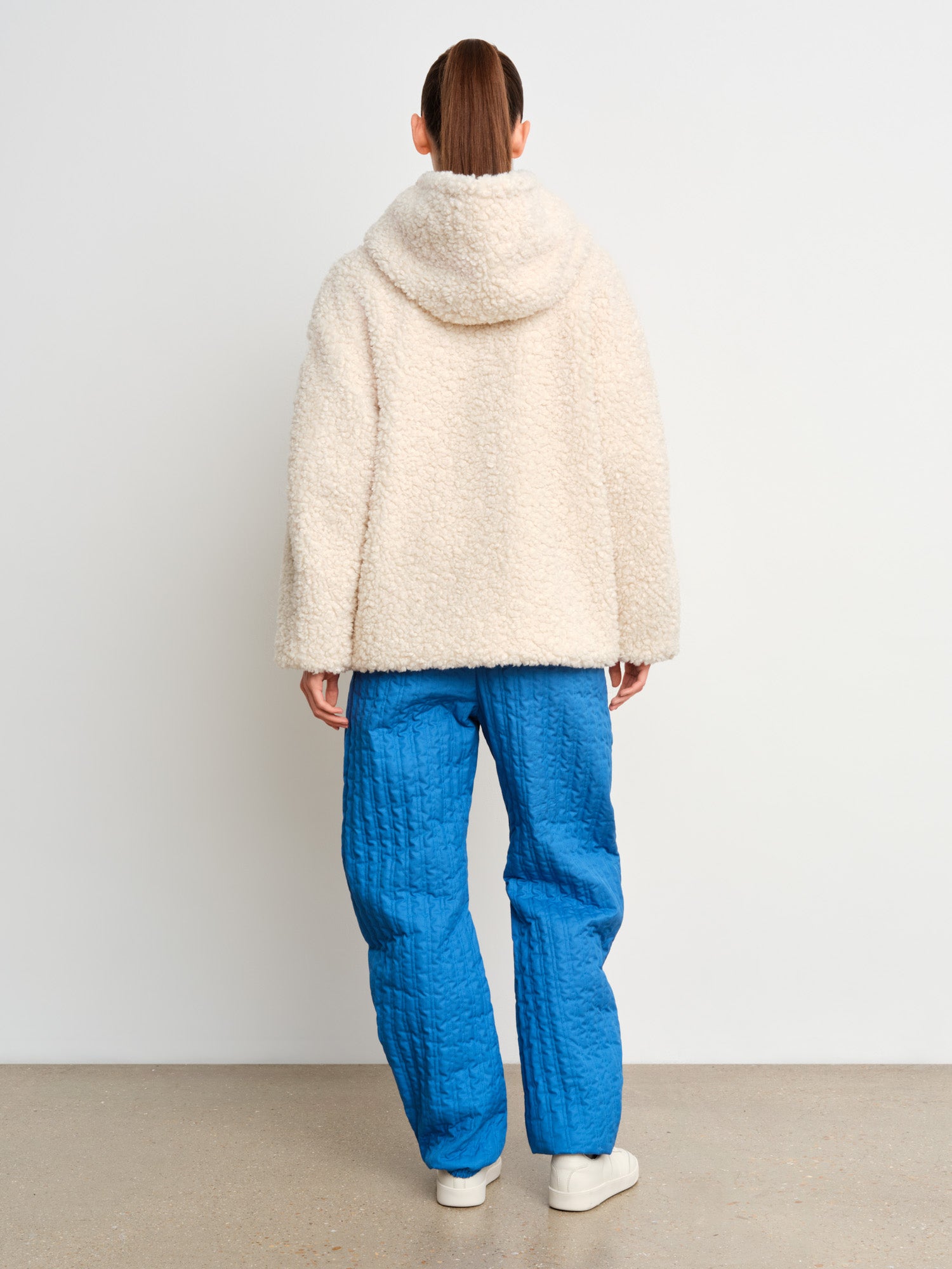 モデル身長175cm、着用サイズ2、着用カラーIVORY