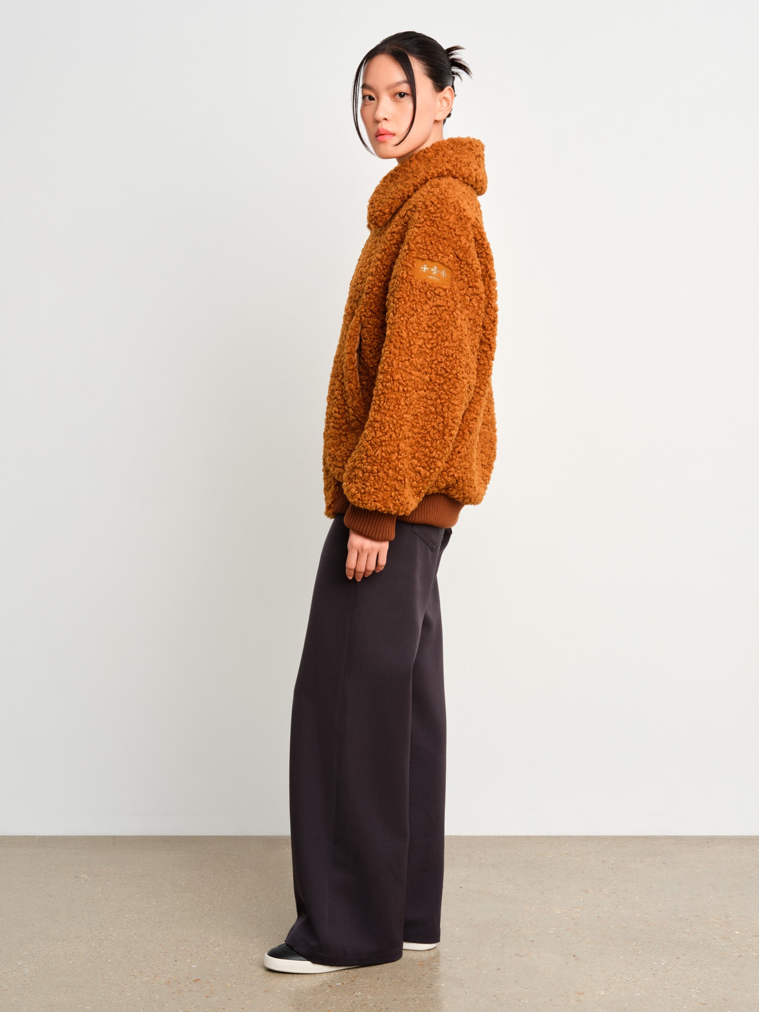 モデル身長175cm、着用サイズ2、着用カラーCAMEL