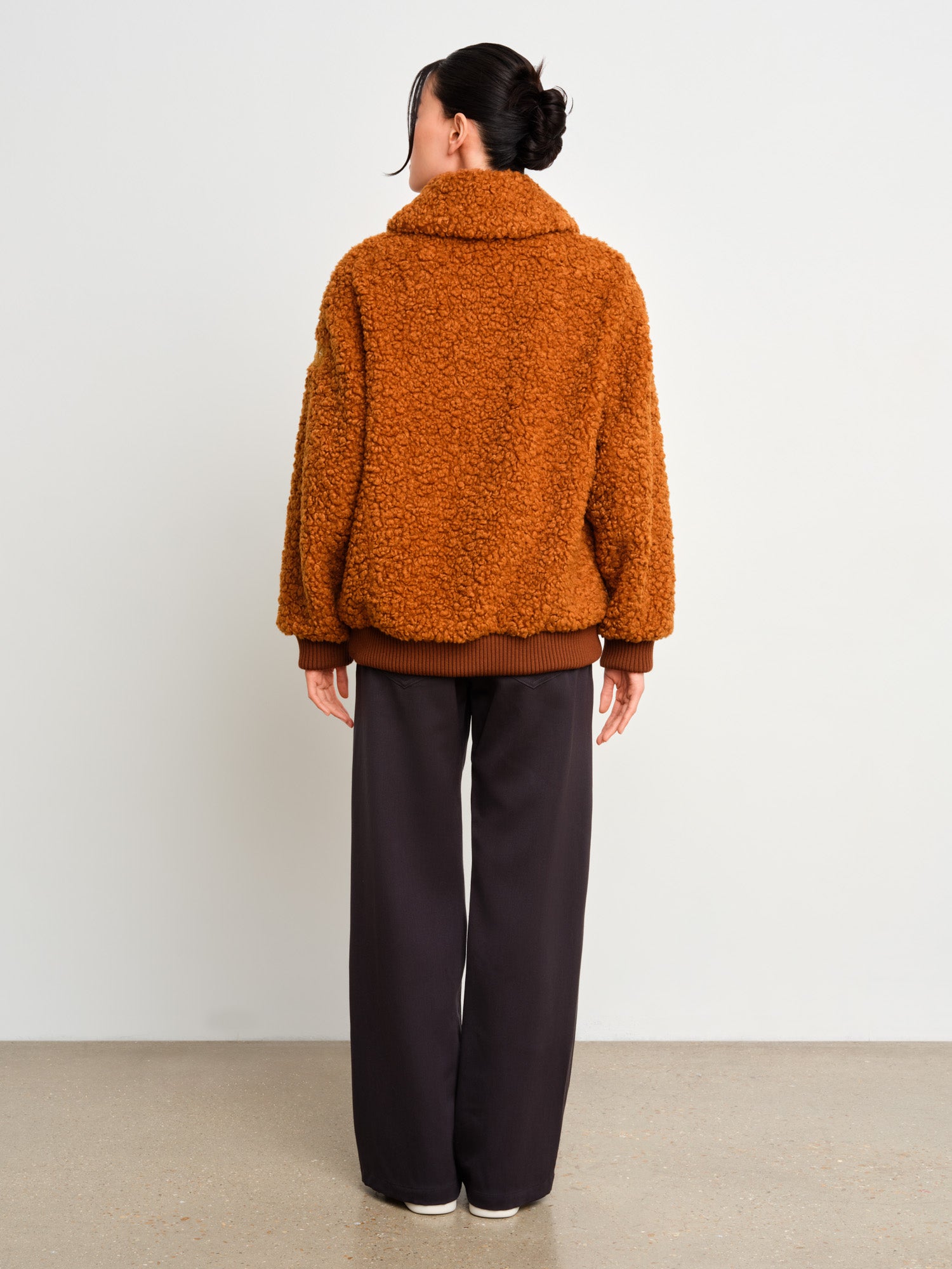 モデル身長175cm、着用サイズ2、着用カラーCAMEL