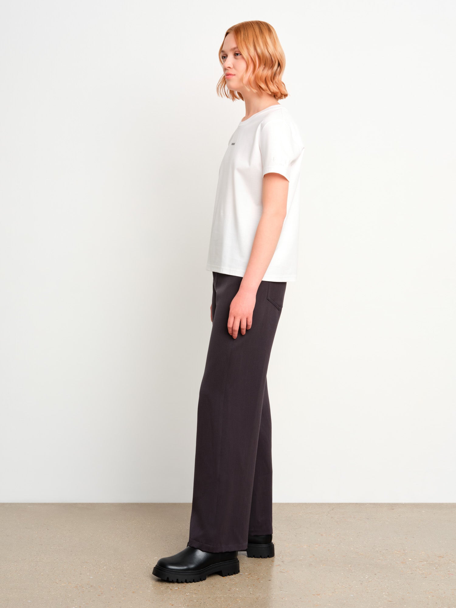 モデル身長175cm、着用サイズ2、着用カラーWHITE