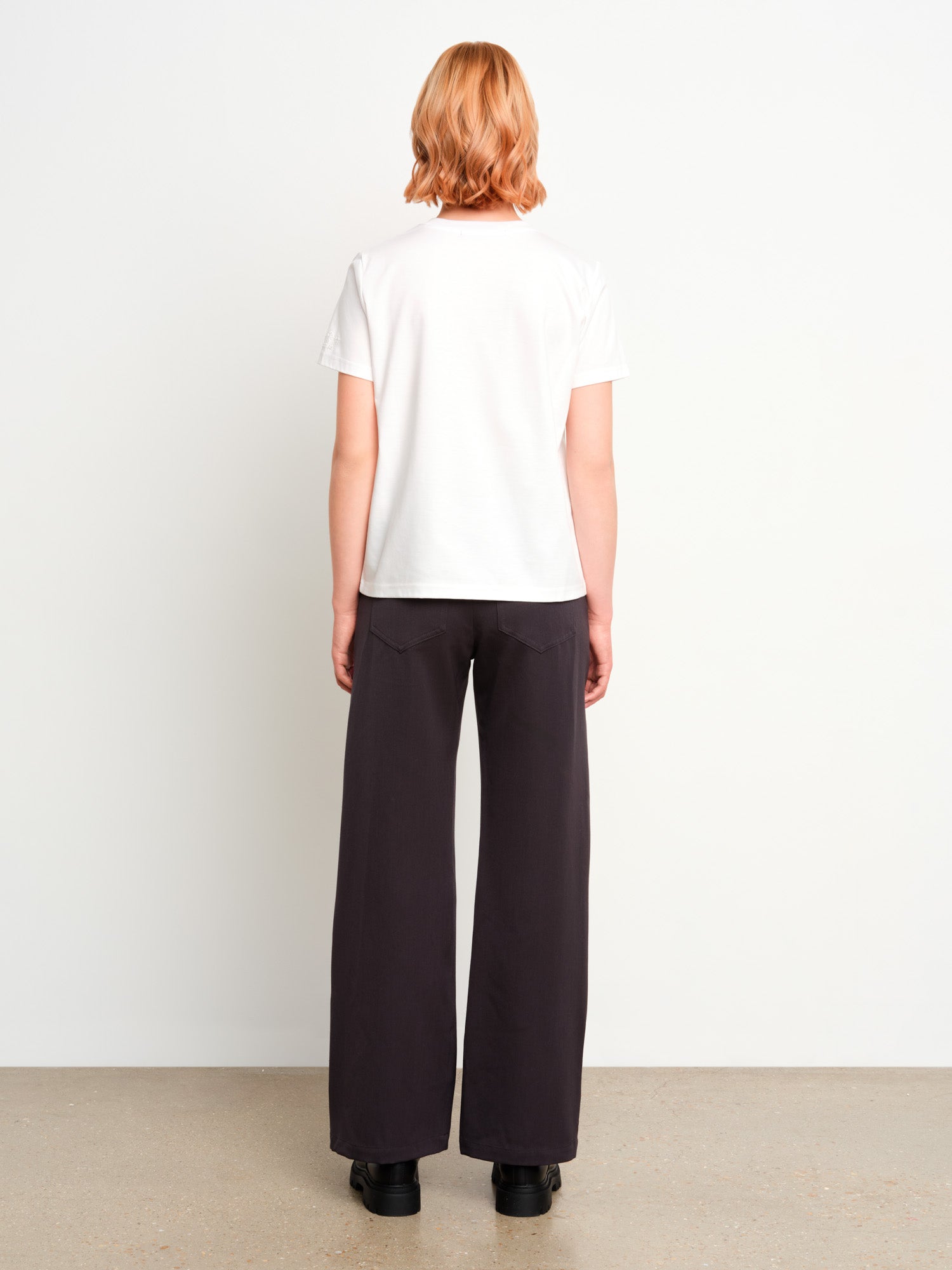 モデル身長175cm、着用サイズ2、着用カラーWHITE