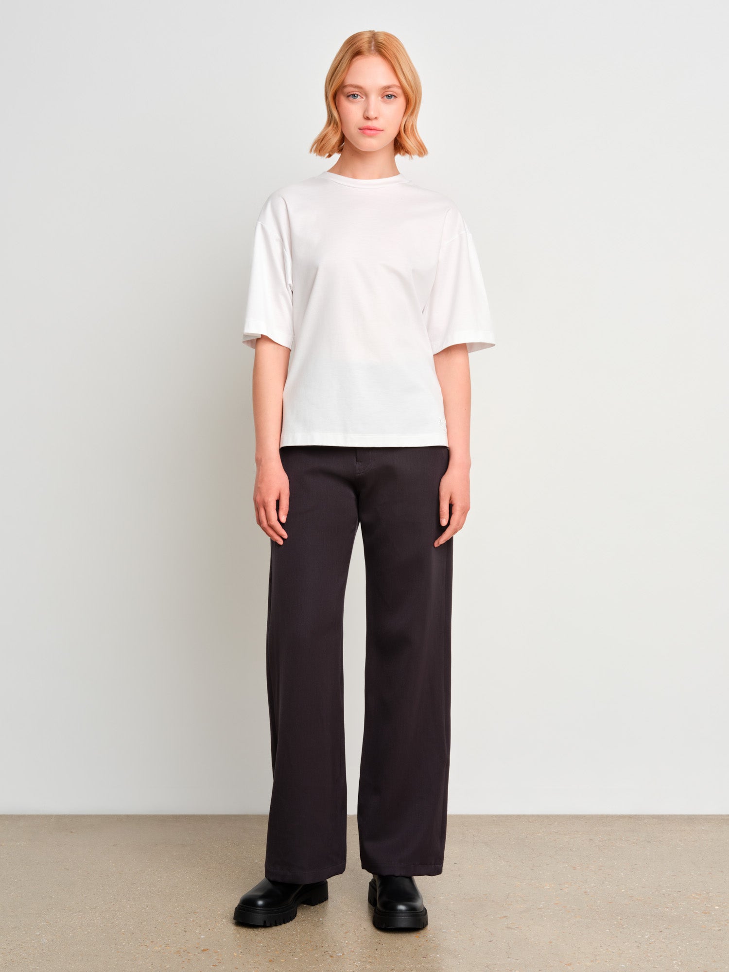 モデル身長175cm、着用サイズ2、着用カラーWHITE