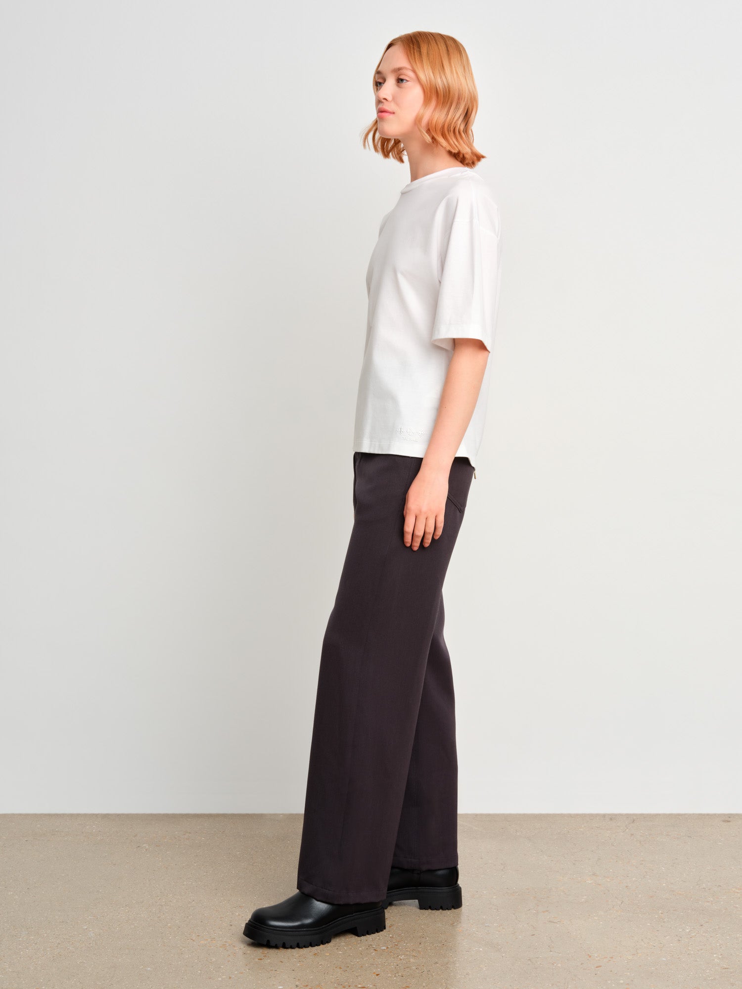 モデル身長175cm、着用サイズ2、着用カラーWHITE