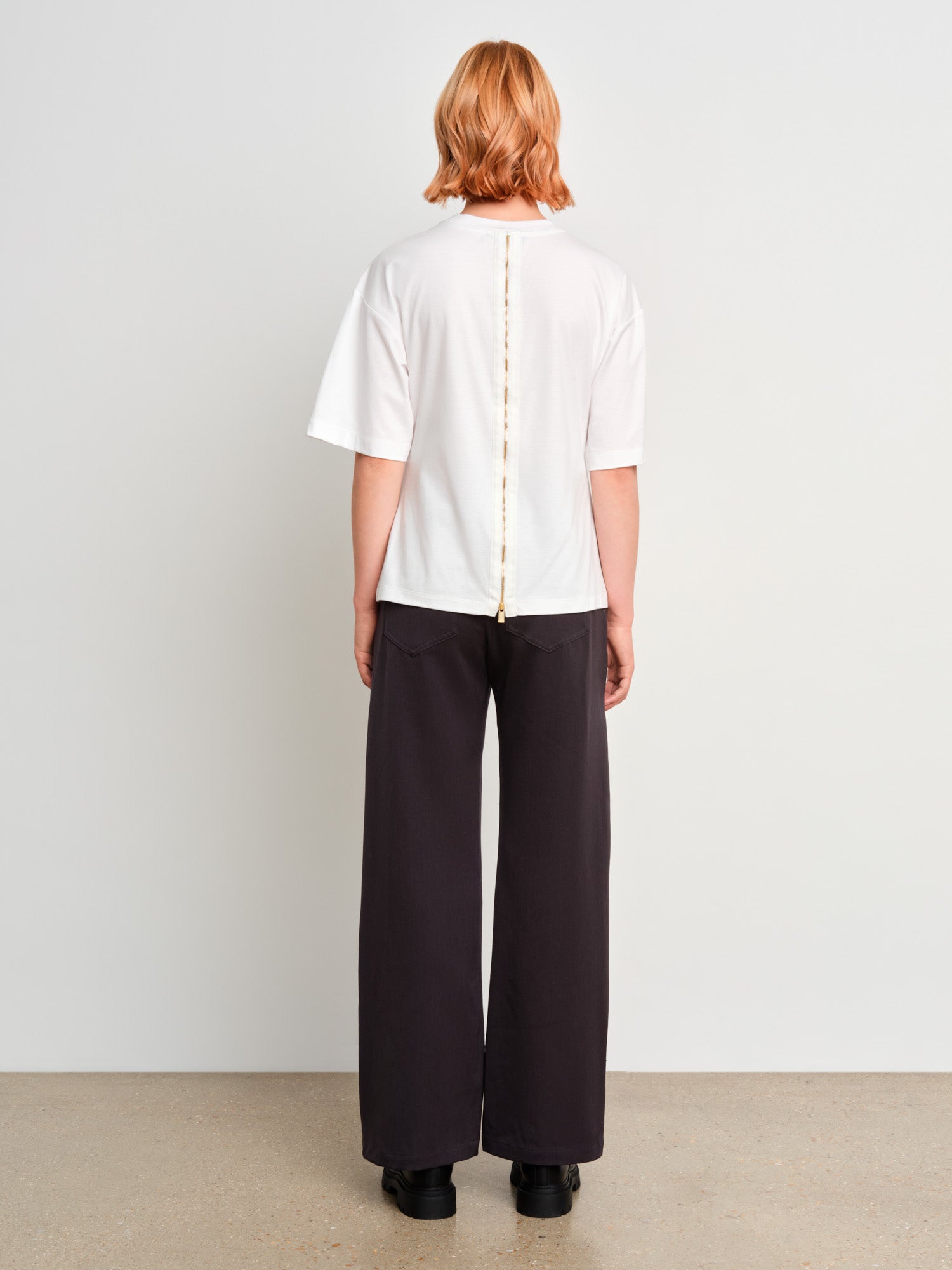 モデル身長175cm、着用サイズ2、着用カラーWHITE