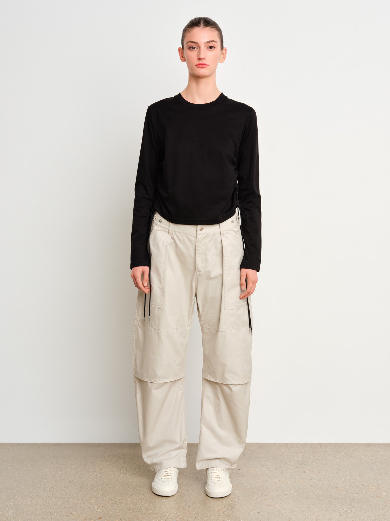 モデル身長175cm、着用サイズ2、着用カラーBLACK