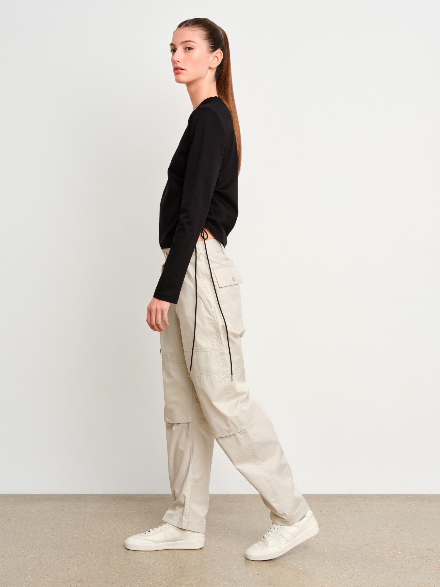 モデル身長175cm、着用サイズ2、着用カラーBLACK