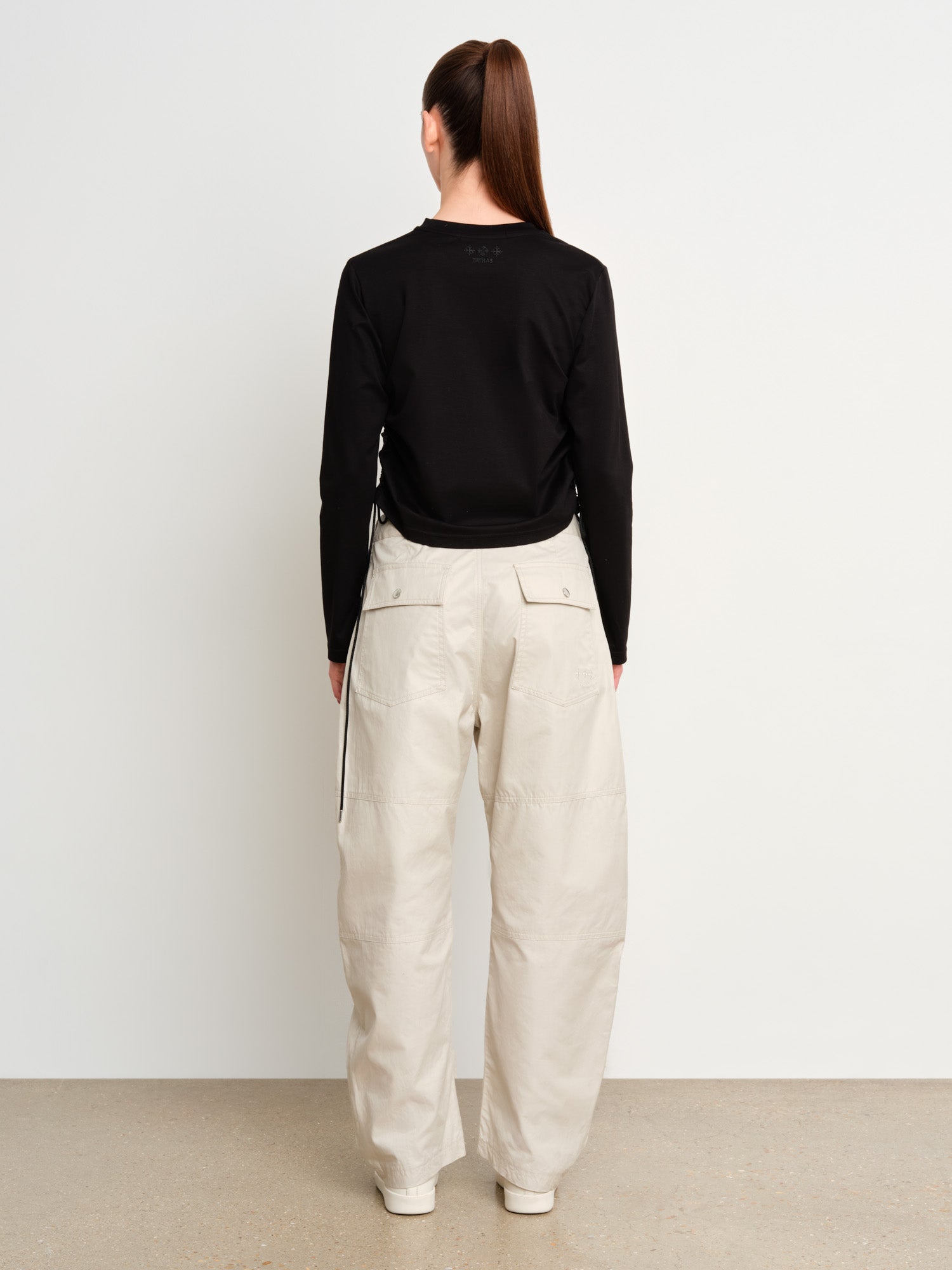 モデル身長175cm、着用サイズ2、着用カラーBLACK