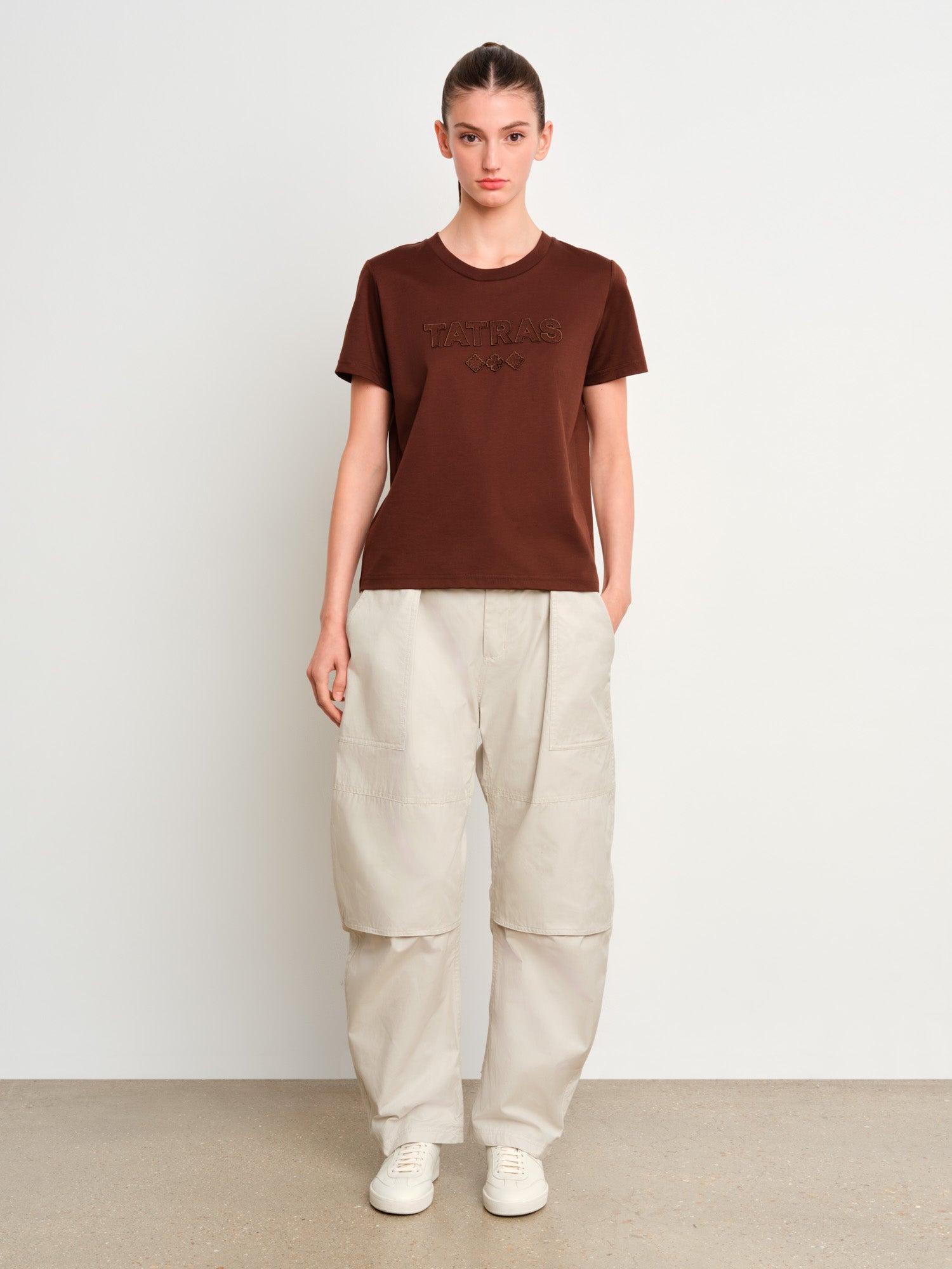 モデル身長175cm、着用サイズ2、着用カラーBROWN