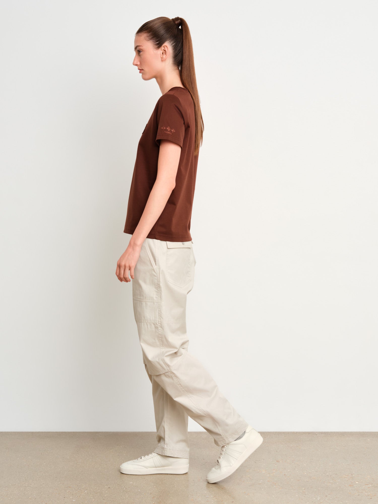 モデル身長175cm、着用サイズ2、着用カラーBROWN