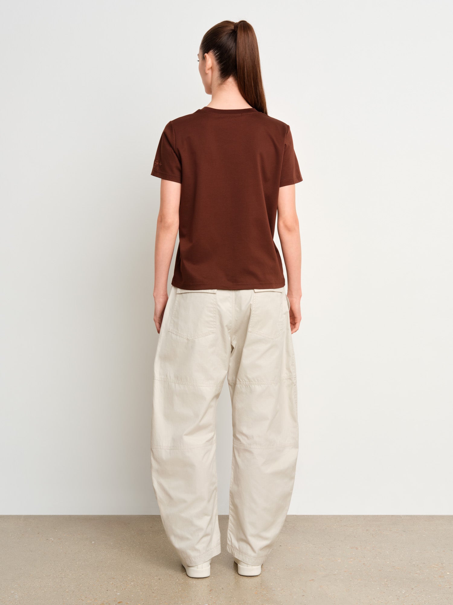 モデル身長175cm、着用サイズ2、着用カラーBROWN