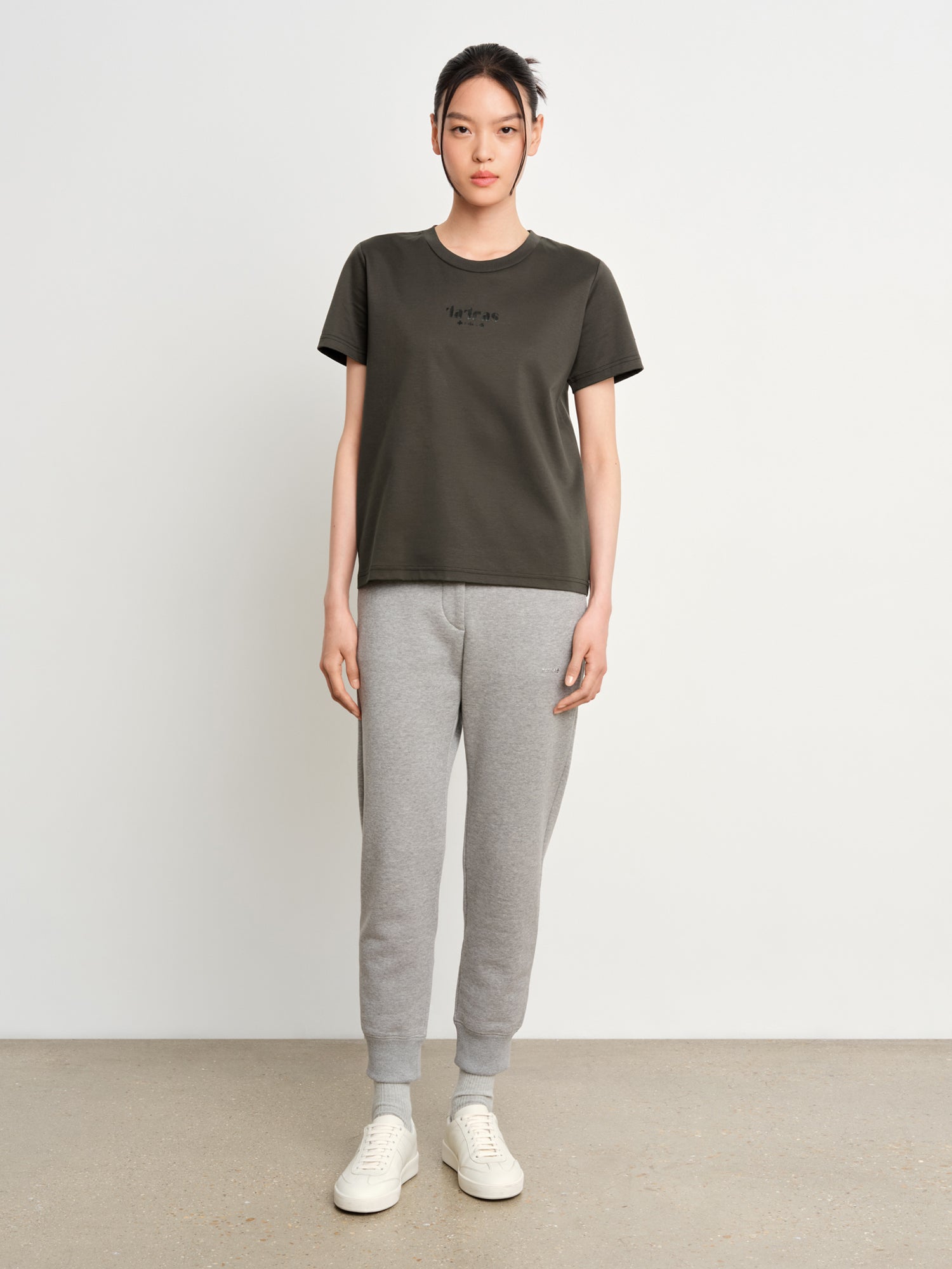 モデル身長175cm、着用サイズ2、着用カラーC.GRAY