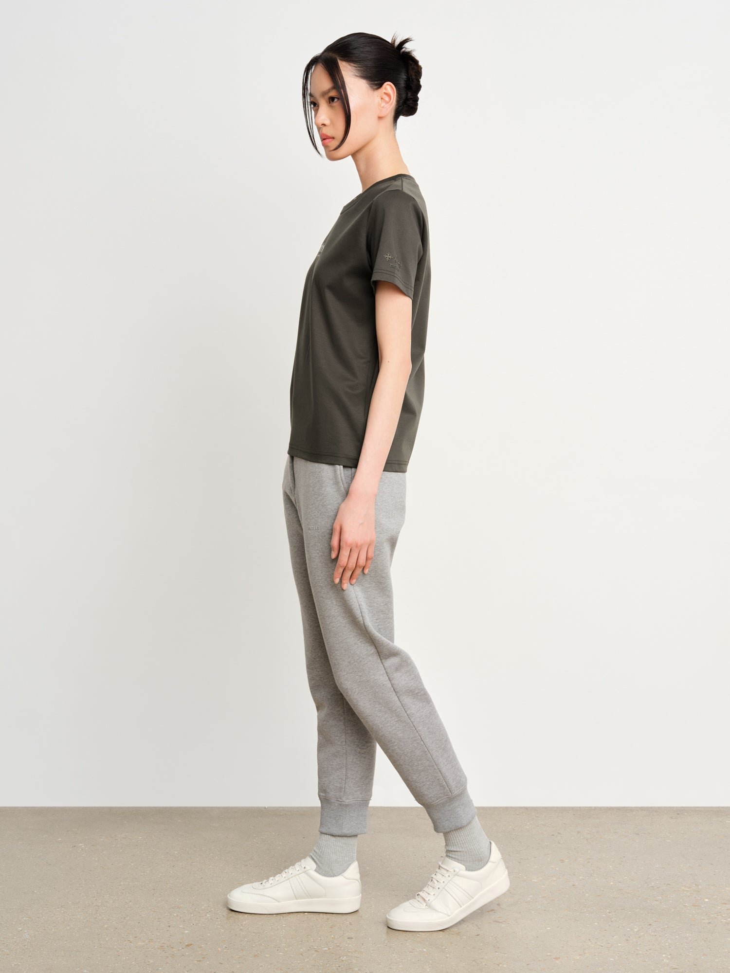 モデル身長175cm、着用サイズ2、着用カラーC.GRAY