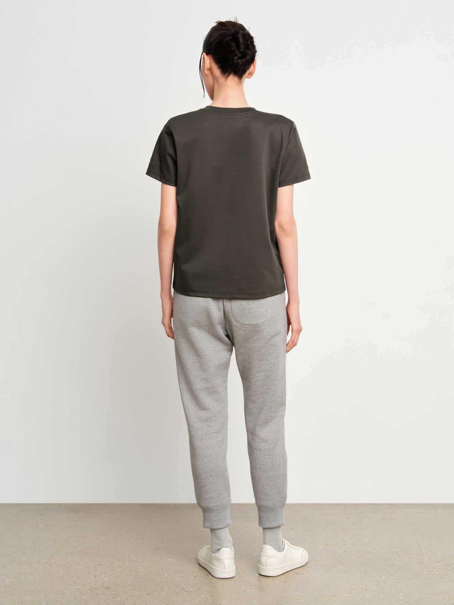 モデル身長175cm、着用サイズ2、着用カラーC.GRAY