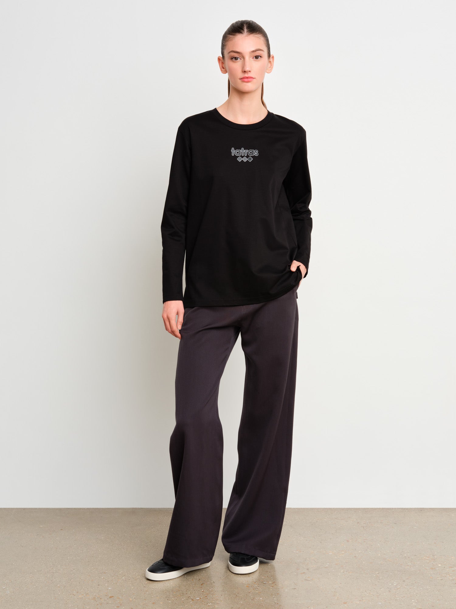 モデル身長175cm、着用サイズ2、着用カラーBLACK