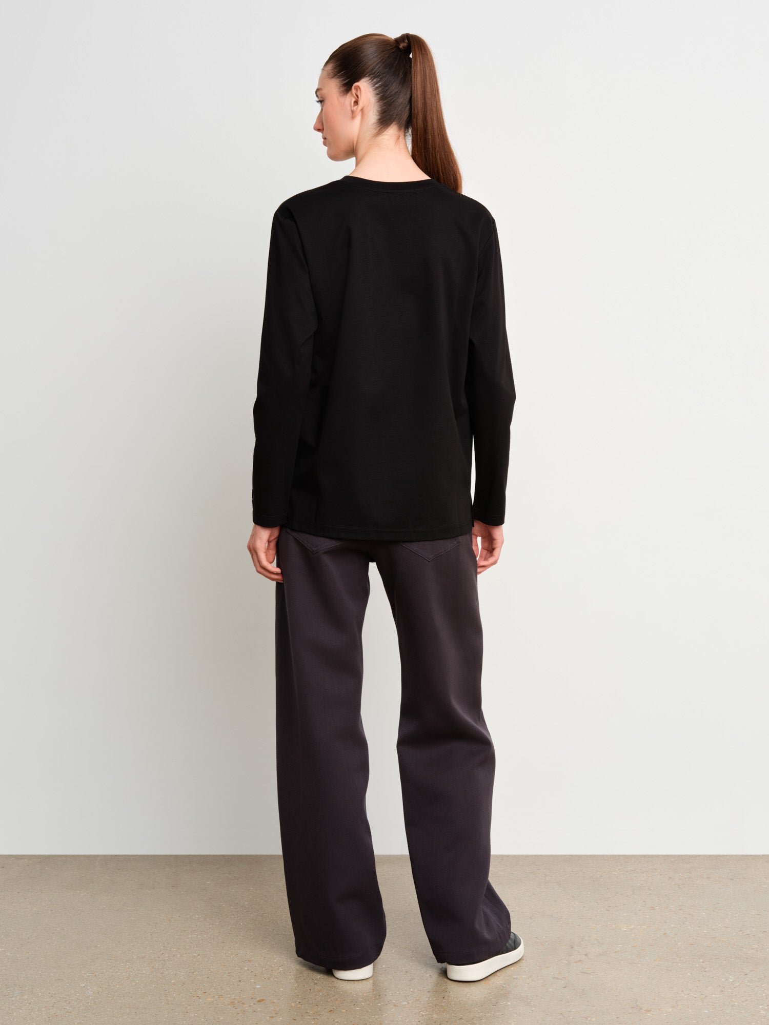 モデル身長175cm、着用サイズ2、着用カラーBLACK