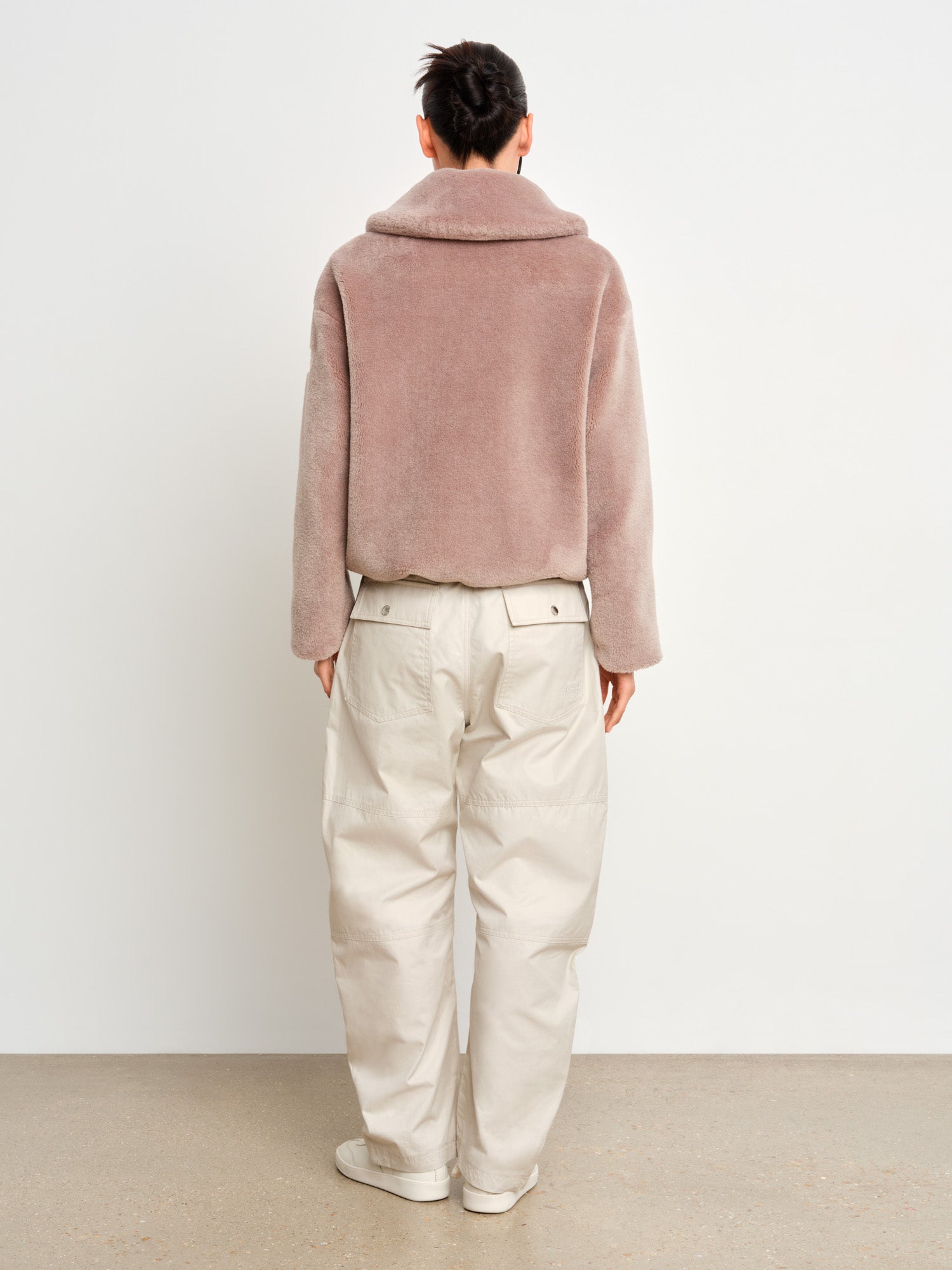 モデル身長175cm、着用サイズ2、着用カラーMOCHA