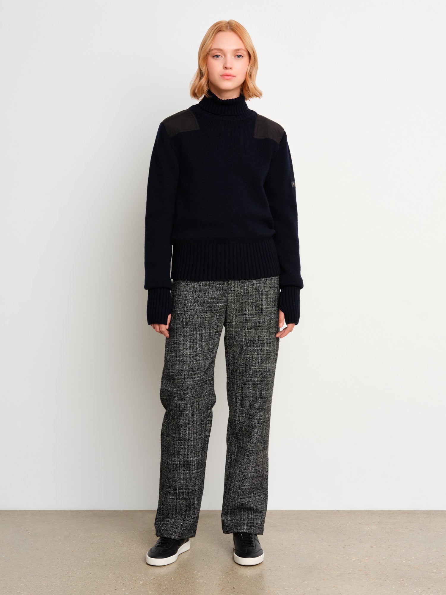 モデル身長175cm、着用サイズ2、着用カラーNAVY