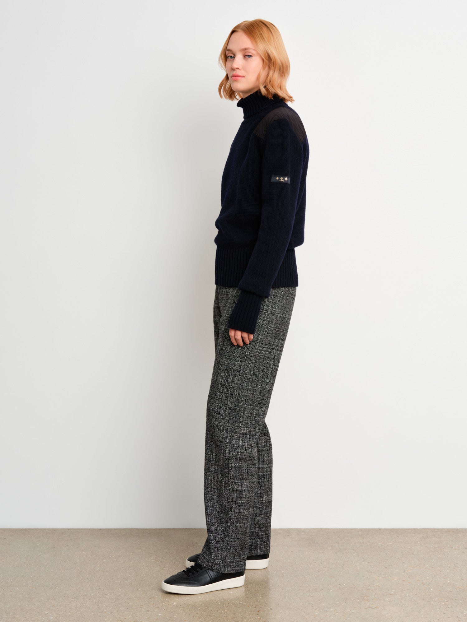 モデル身長175cm、着用サイズ2、着用カラーNAVY