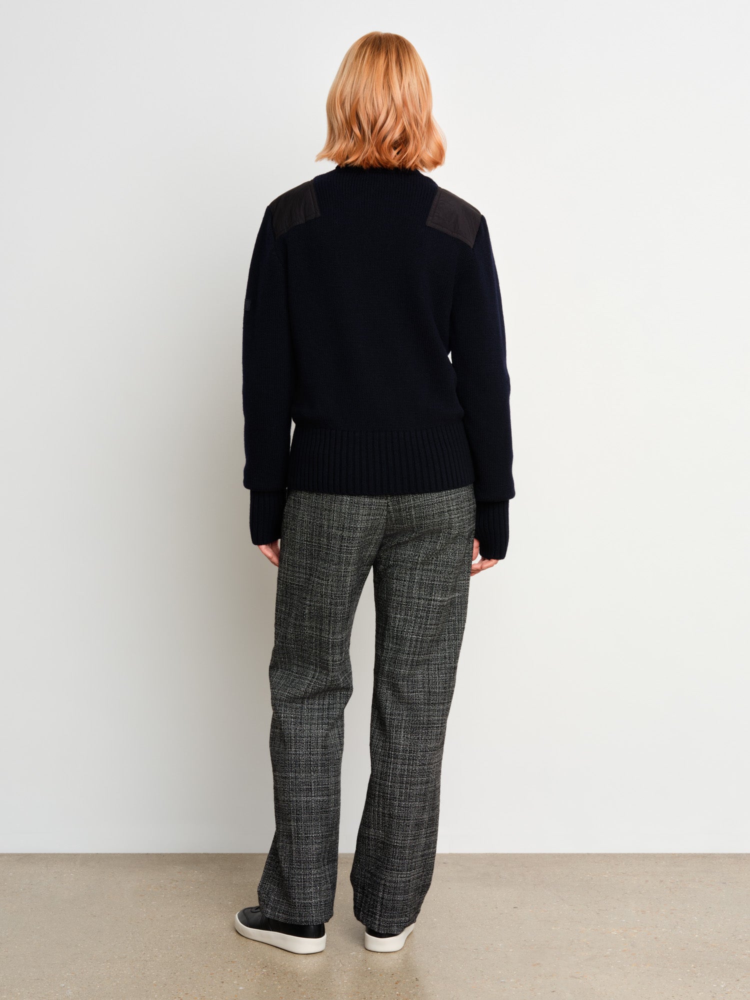 モデル身長175cm、着用サイズ2、着用カラーNAVY