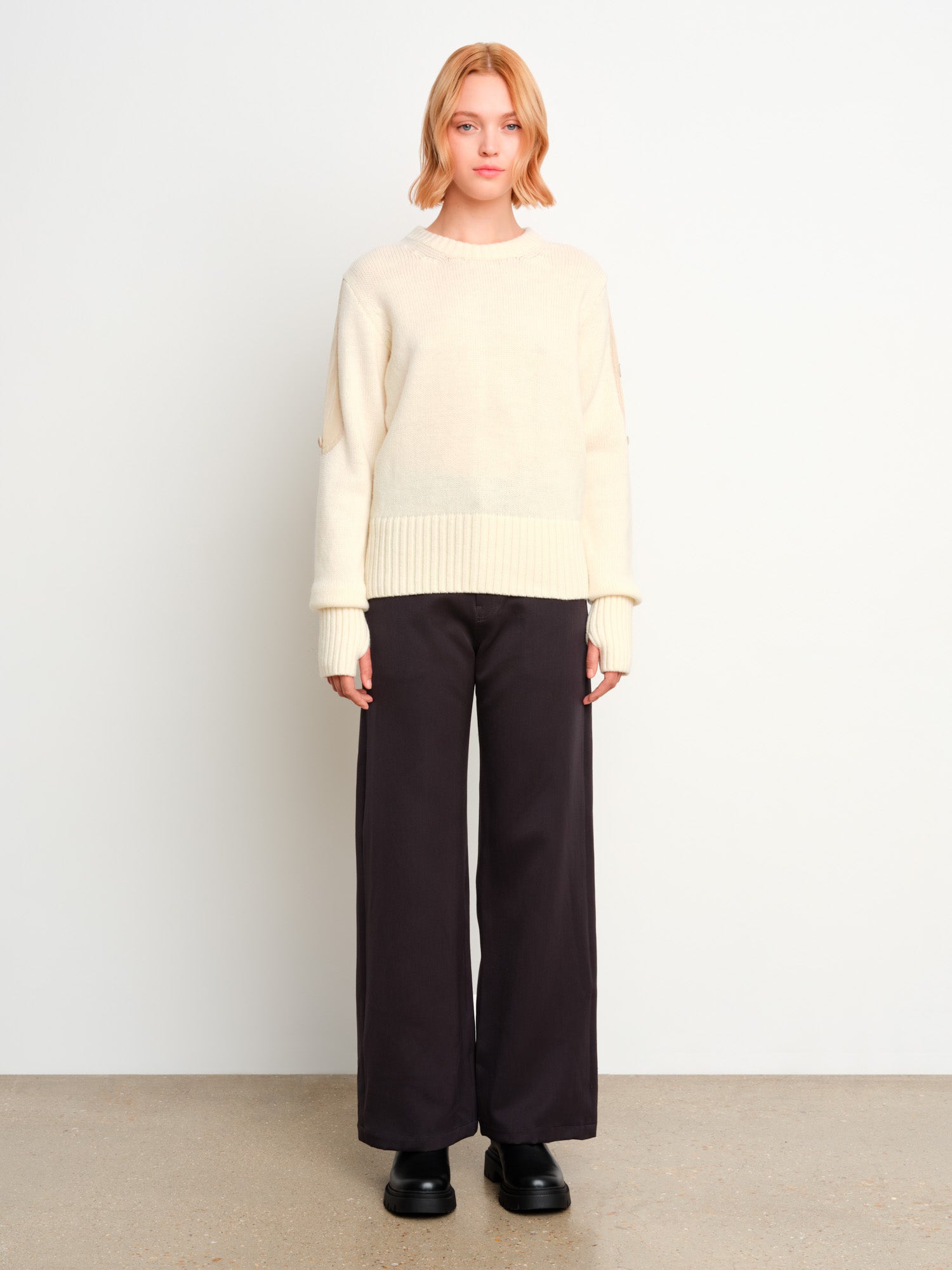 モデル身長175cm、着用サイズ2、着用カラーIVORY