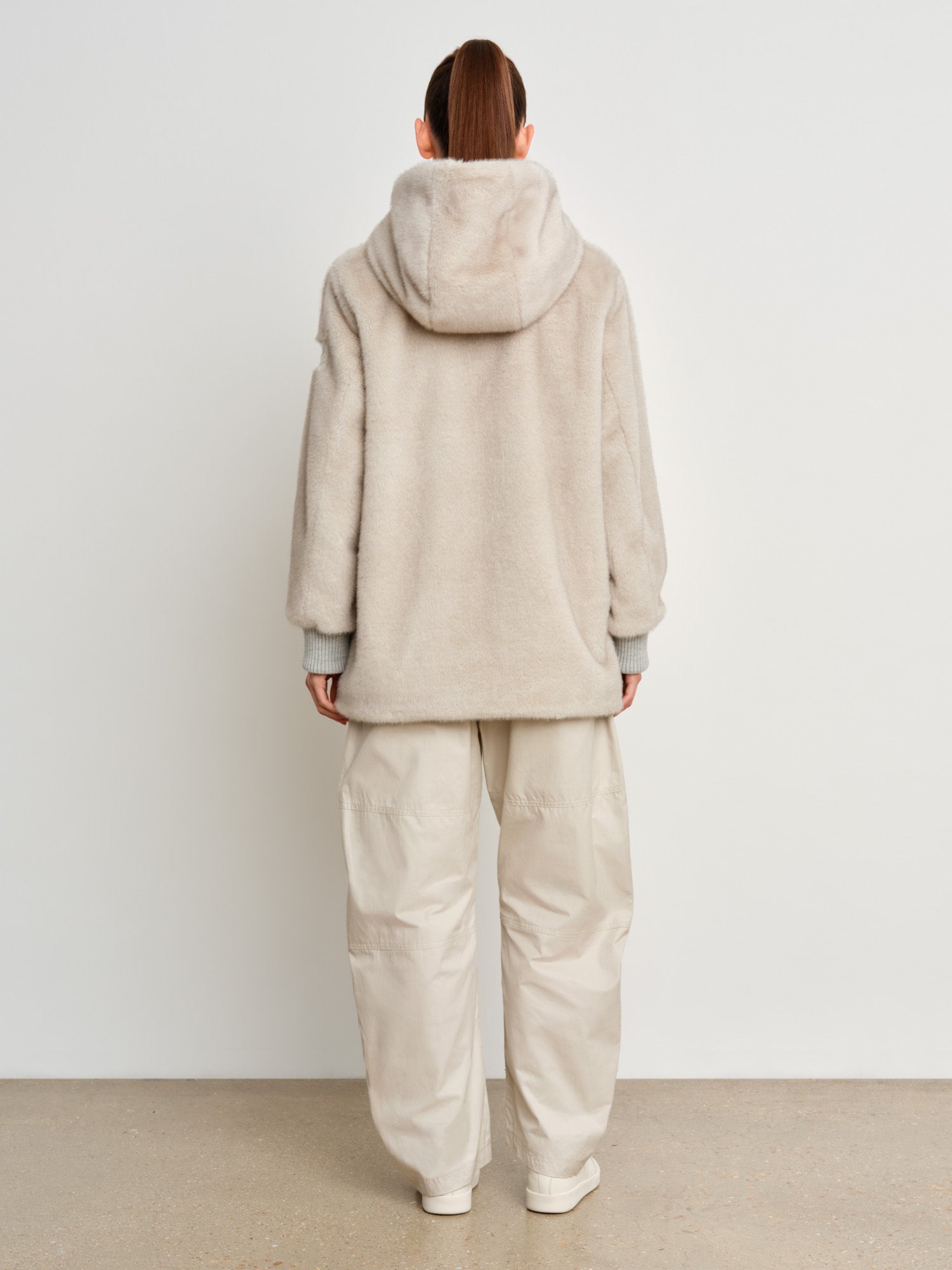 モデル身長175cm、着用サイズ2、着用カラーL.GRAY