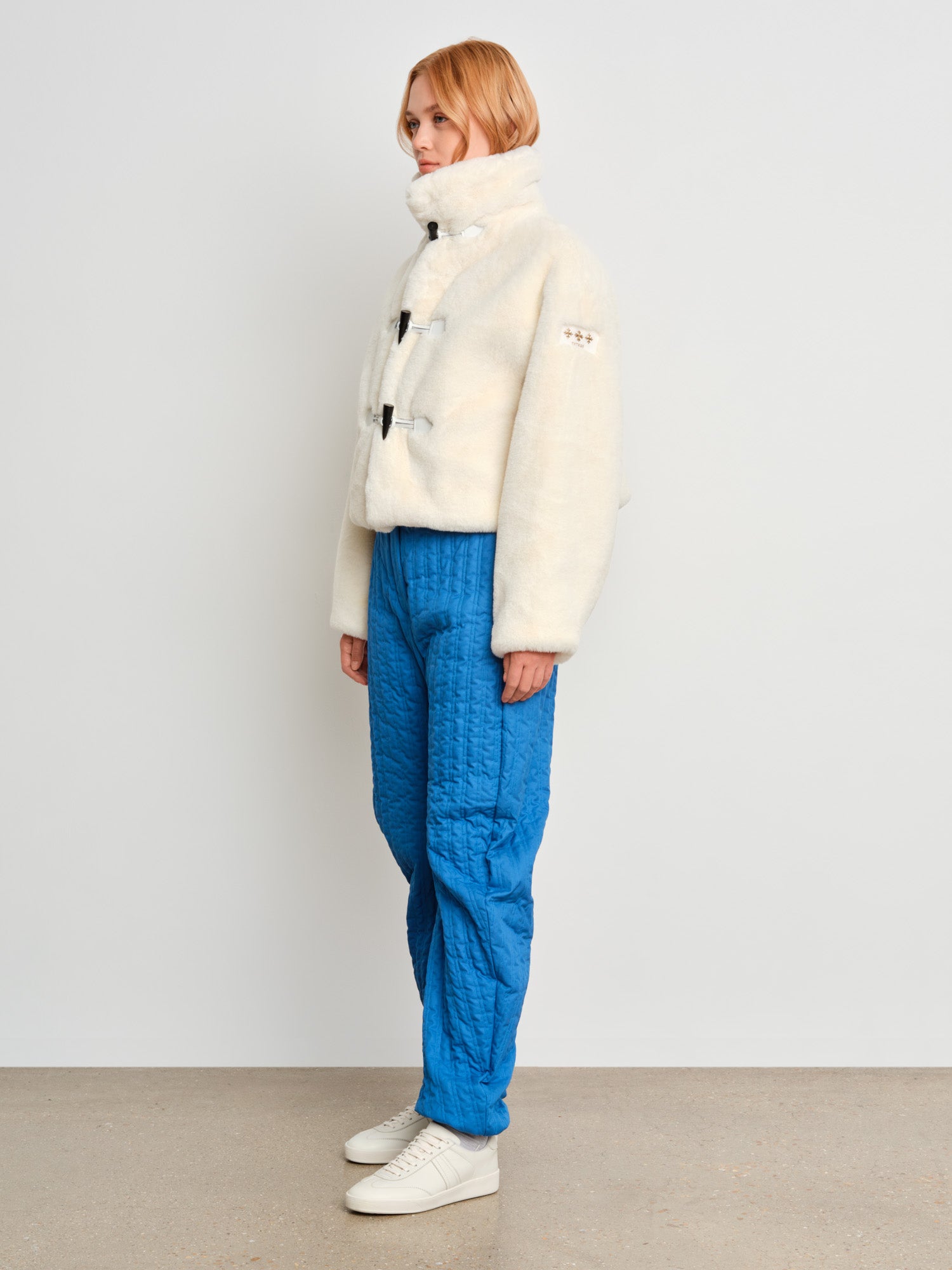 モデル身長175cm、着用サイズ2、着用カラーWHITE