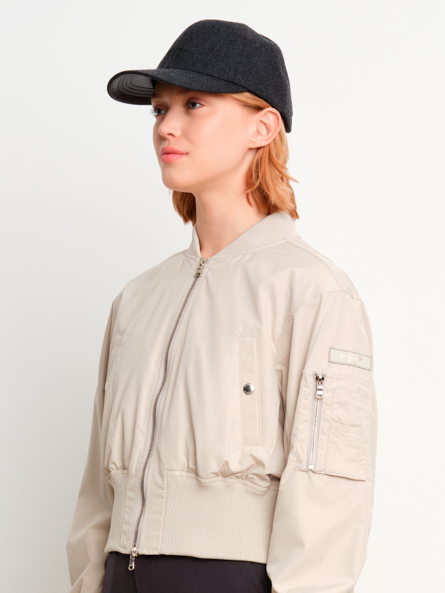 モデル身長175cm、着用サイズF、着用カラーC.GRAY