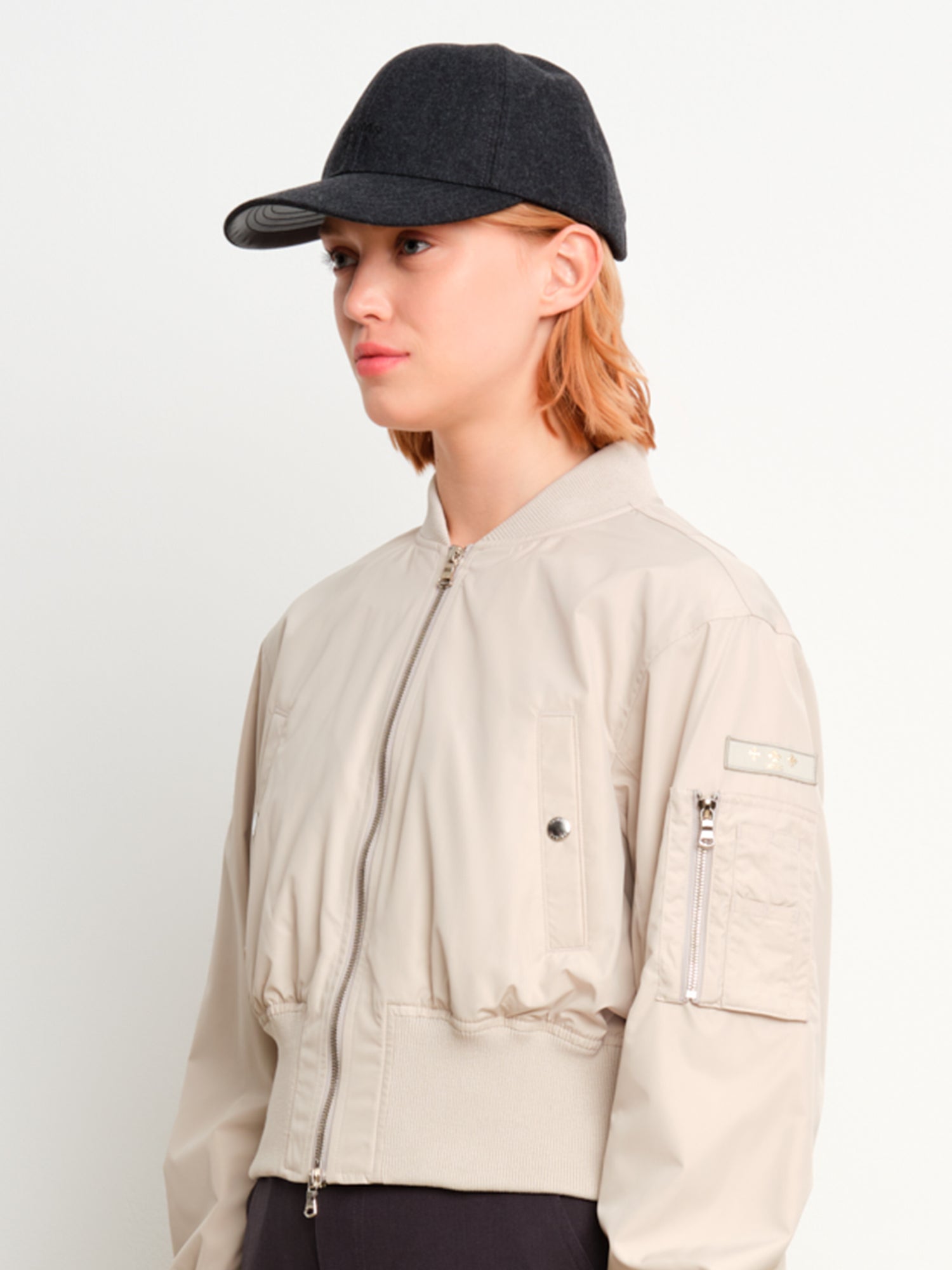 モデル身長175cm、着用サイズF、着用カラーC.GRAY