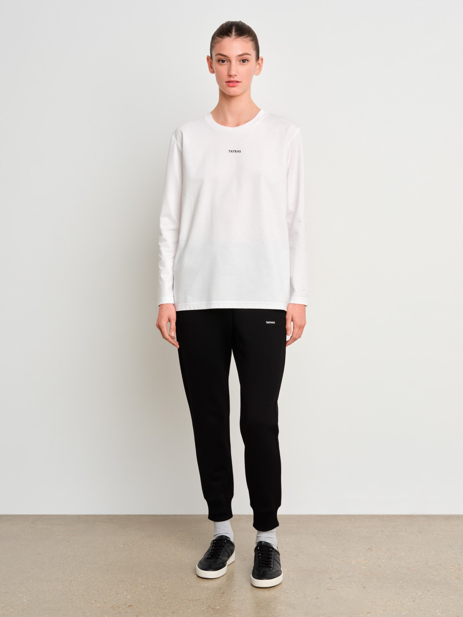 モデル身長175cm、着用サイズ2、着用カラーWHITE