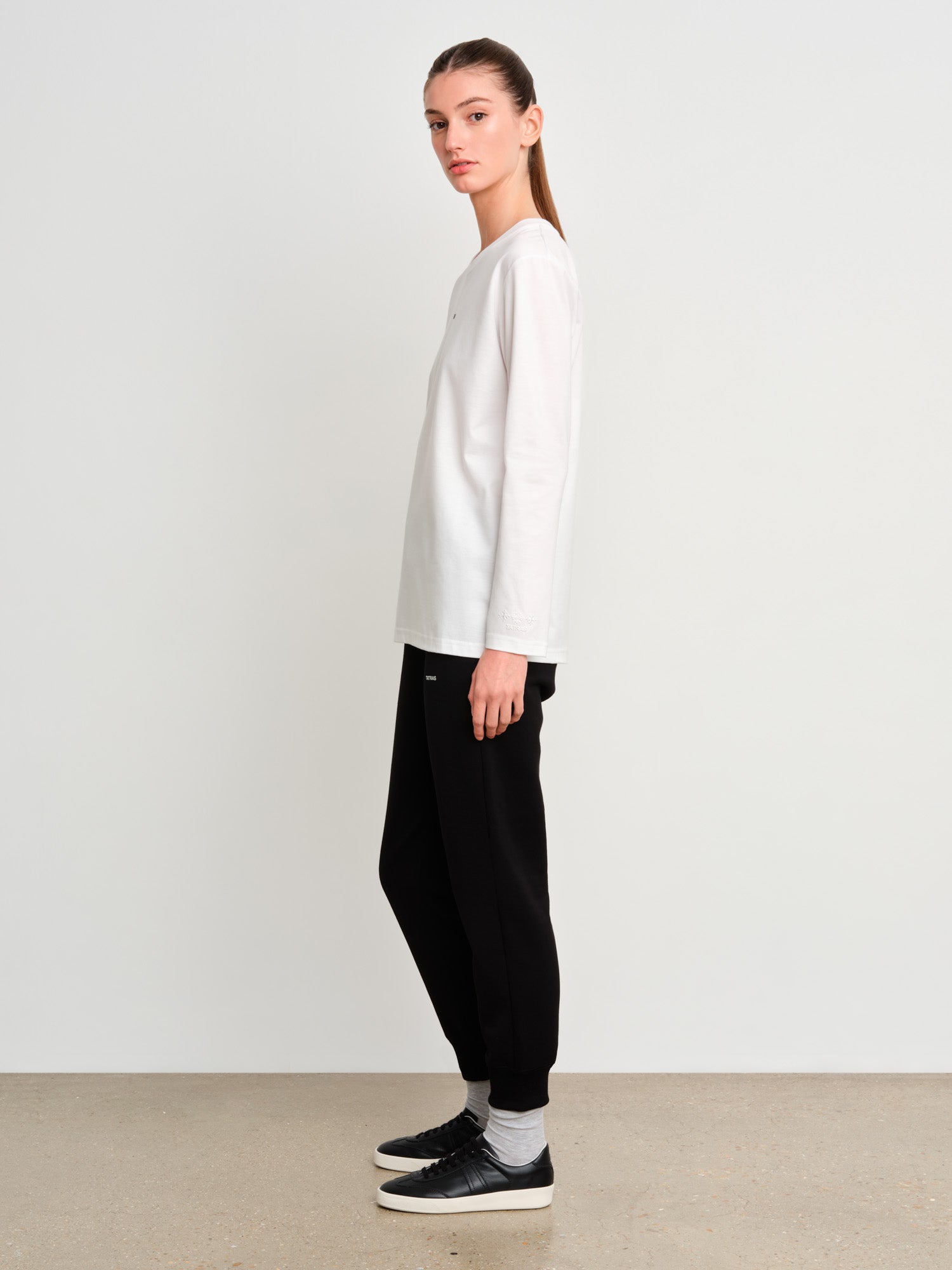 モデル身長175cm、着用サイズ2、着用カラーWHITE