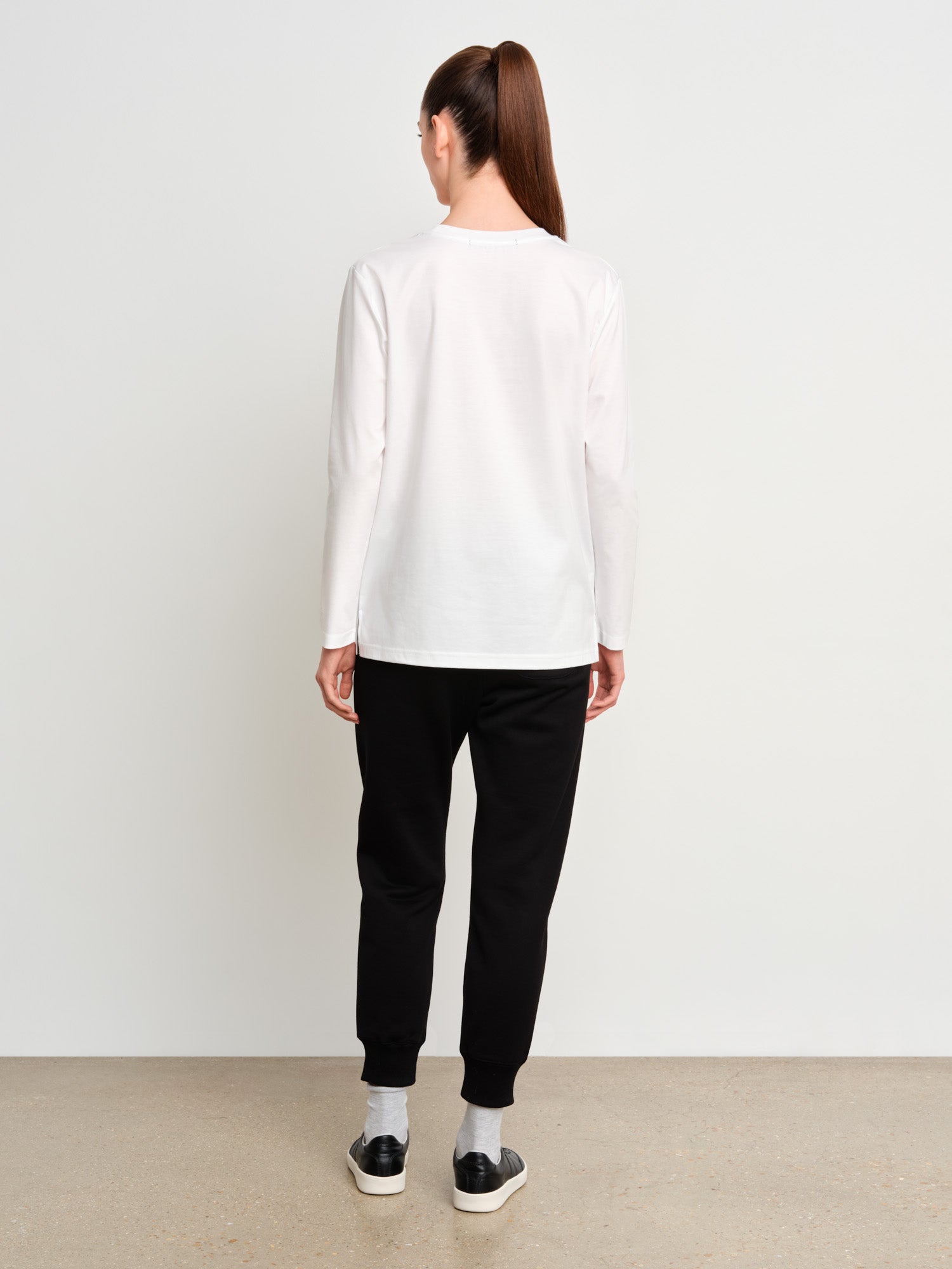 モデル身長175cm、着用サイズ2、着用カラーWHITE