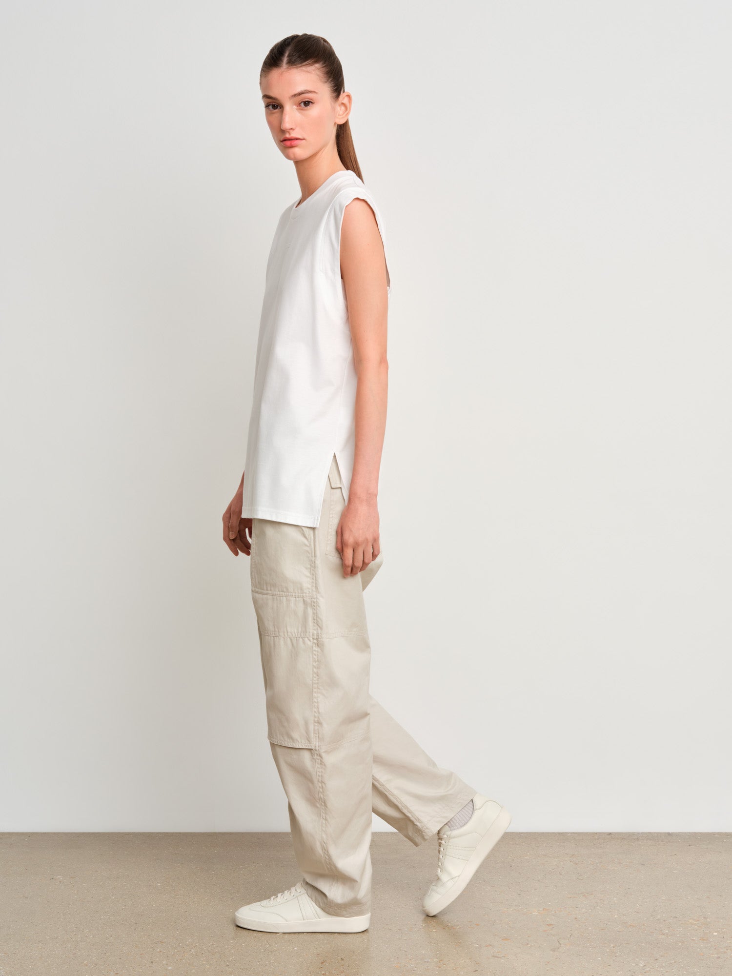 モデル身長175cm、着用サイズ2、着用カラーWHITE