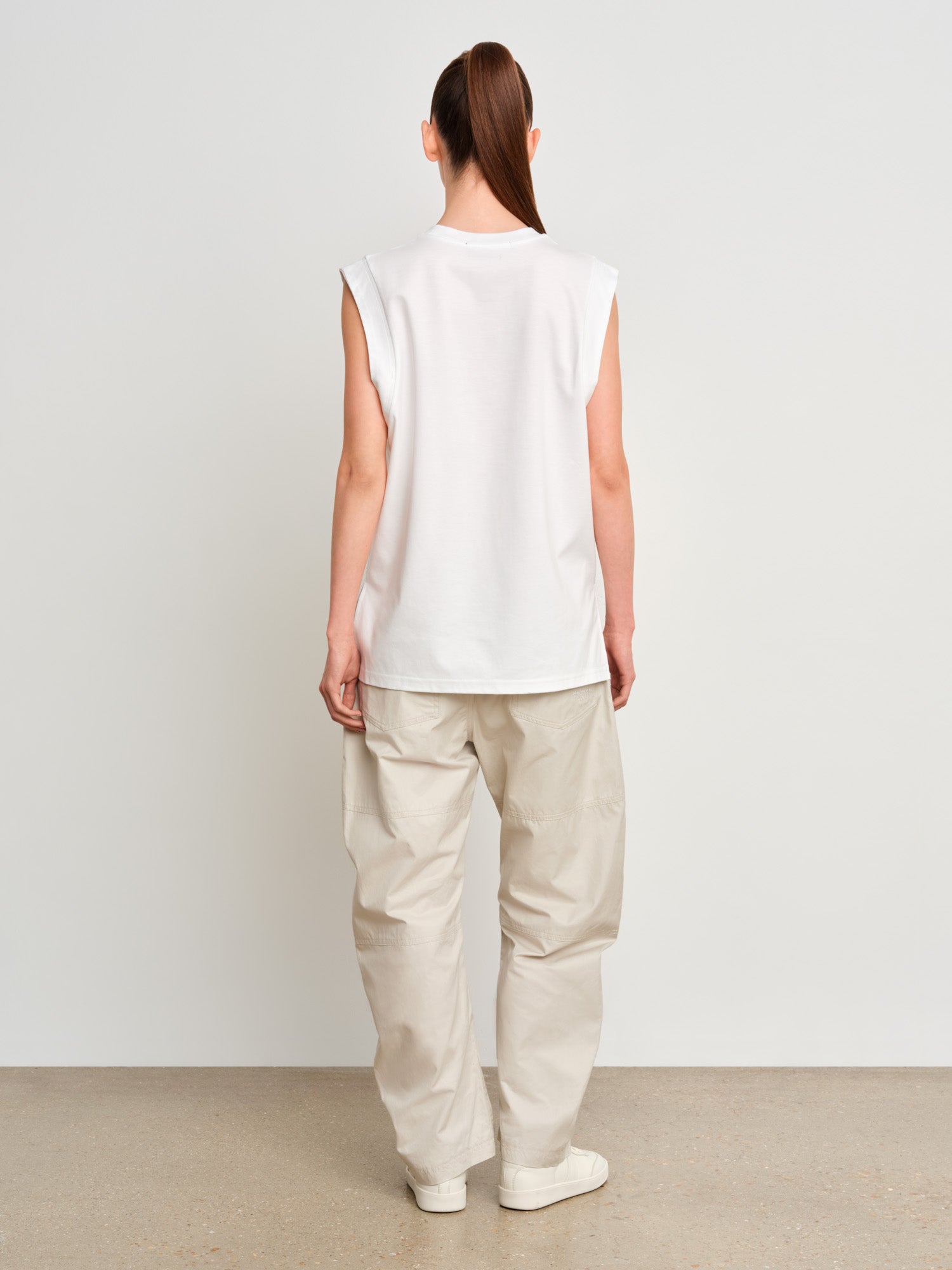 モデル身長175cm、着用サイズ2、着用カラーWHITE