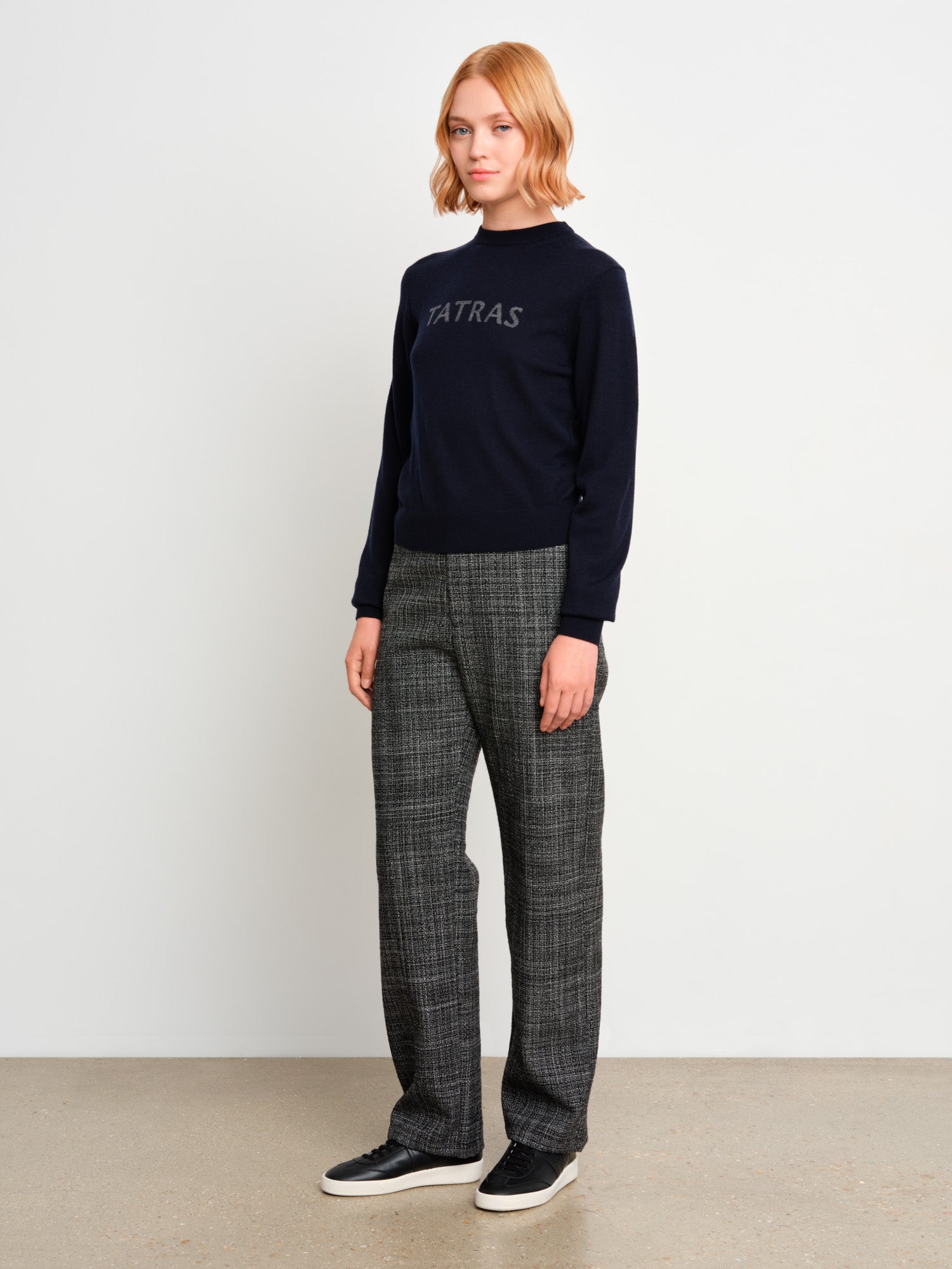 モデル身長175cm、着用サイズ2、着用カラーD.NAVY