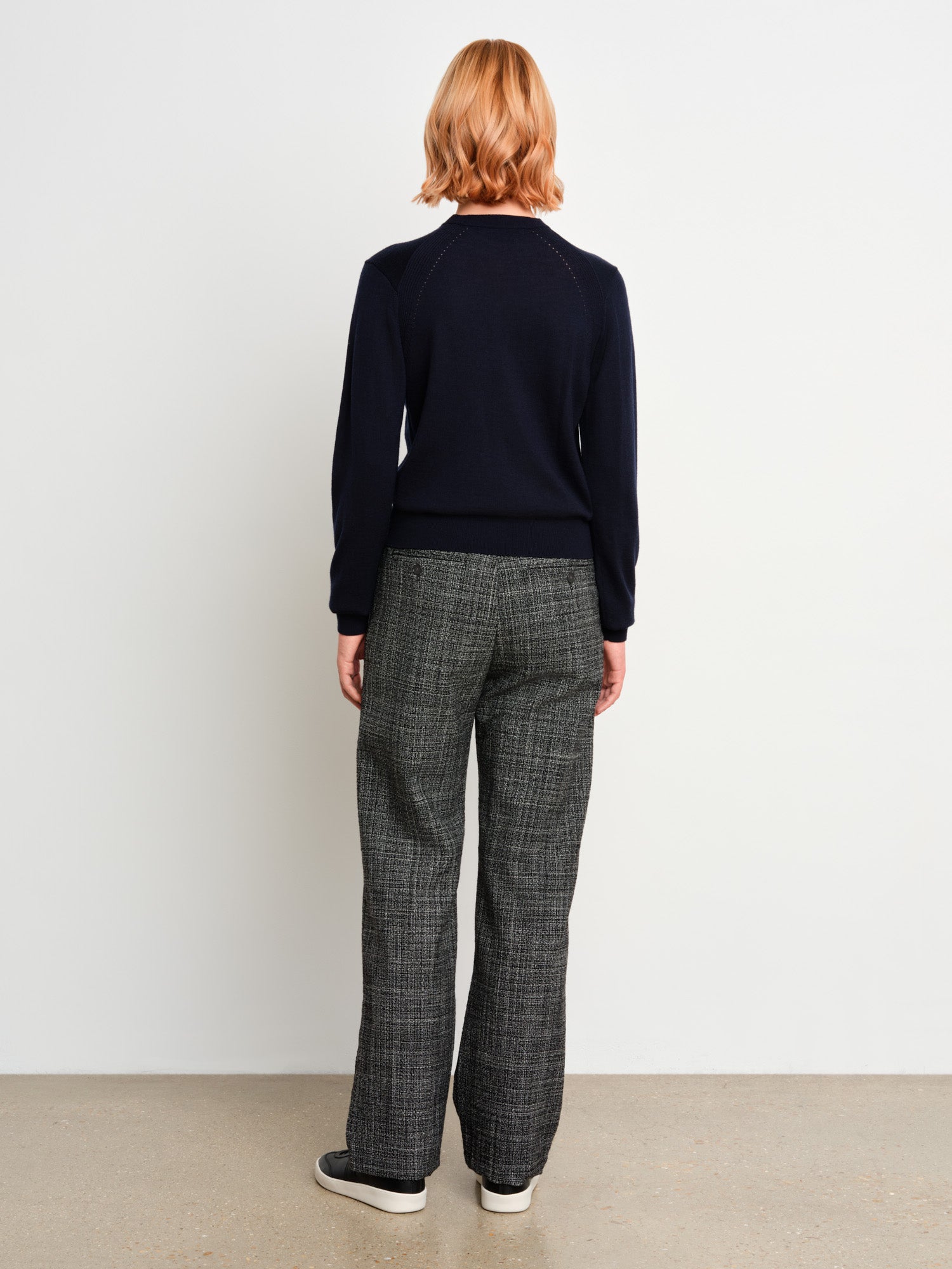 モデル身長175cm、着用サイズ2、着用カラーD.NAVY