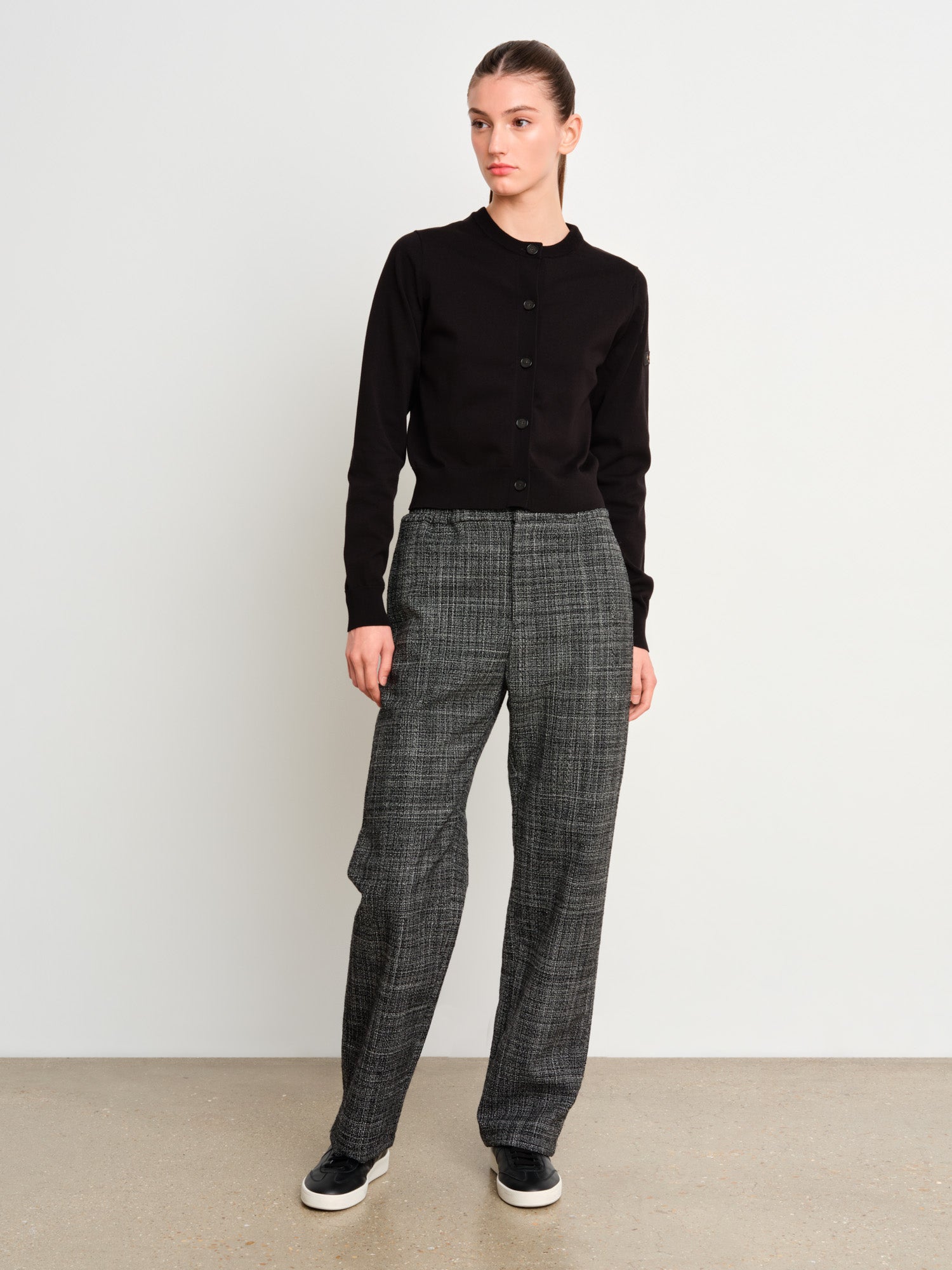 モデル身長175cm、着用サイズ2、着用カラーBLACK