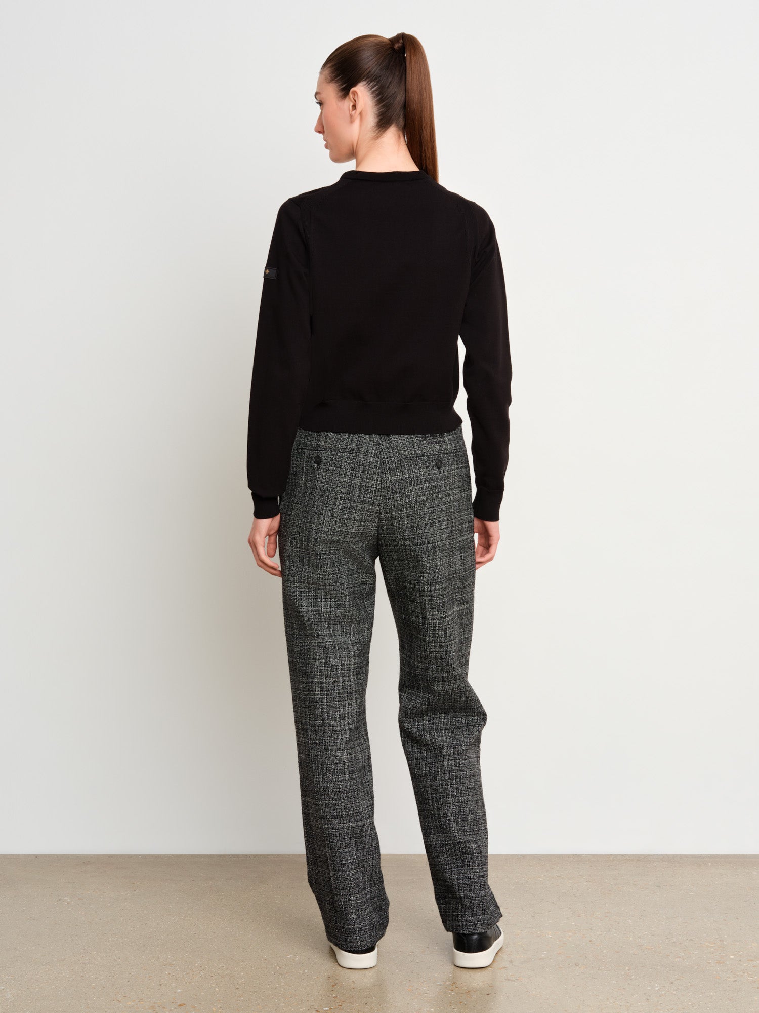 モデル身長175cm、着用サイズ2、着用カラーBLACK