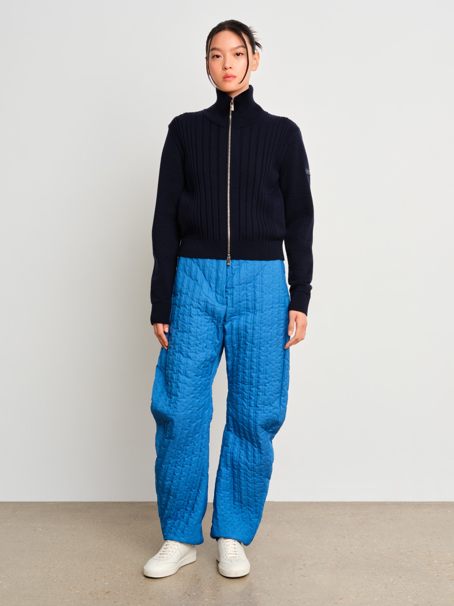 モデル身長175cm、着用サイズ2、着用カラーD.NAVY