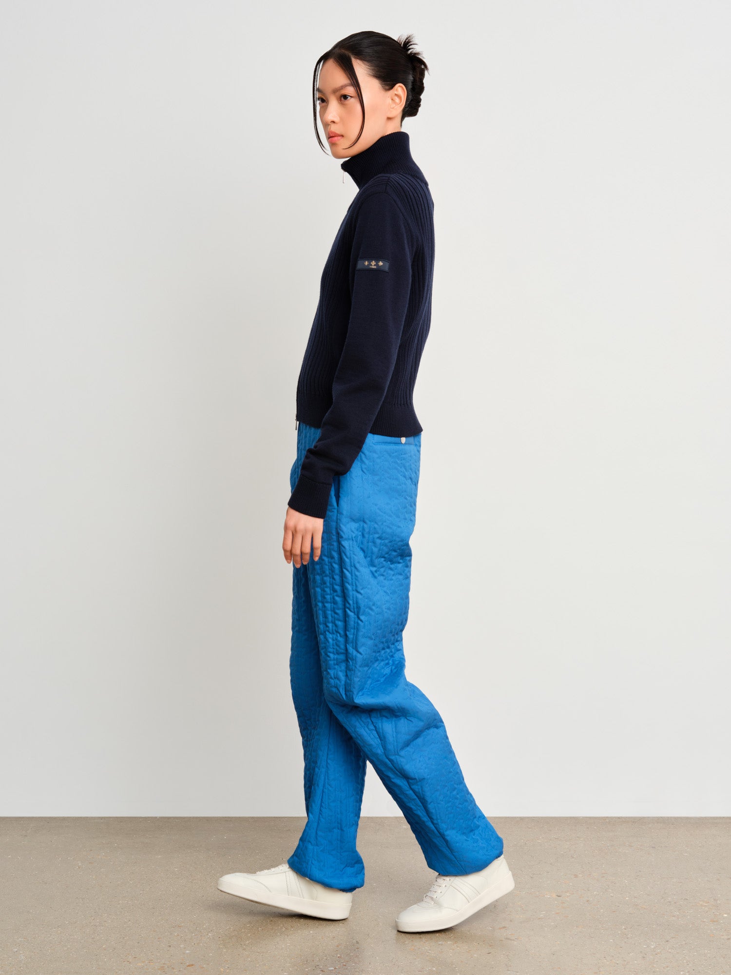 モデル身長175cm、着用サイズ2、着用カラーD.NAVY