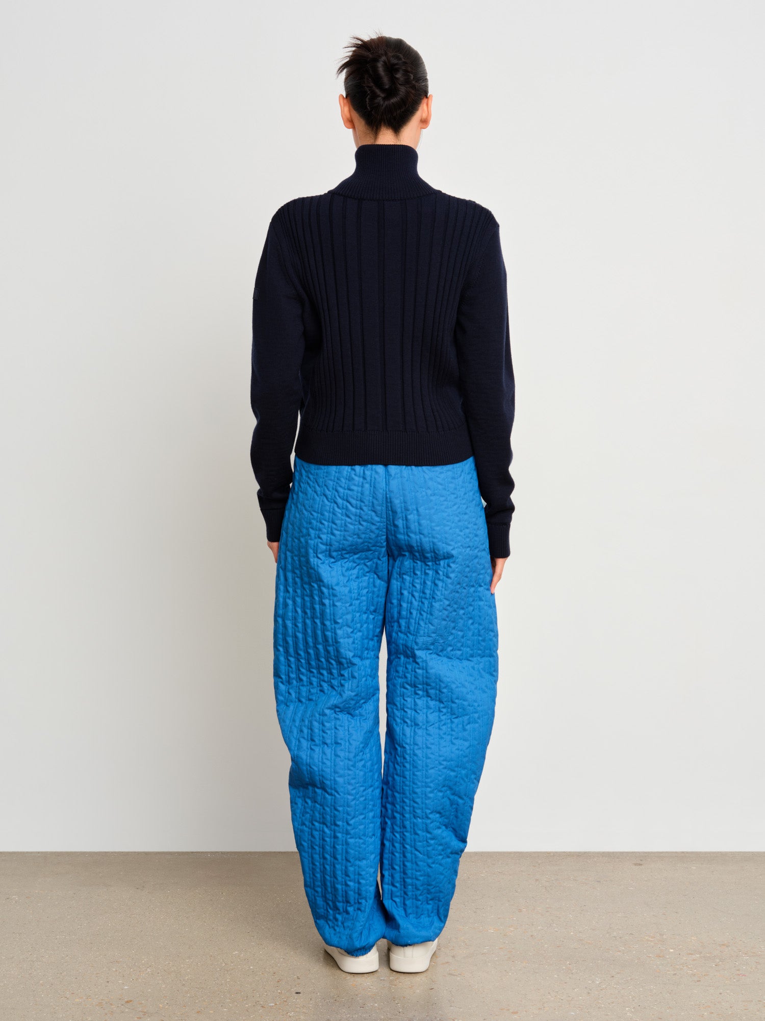 モデル身長175cm、着用サイズ2、着用カラーD.NAVY