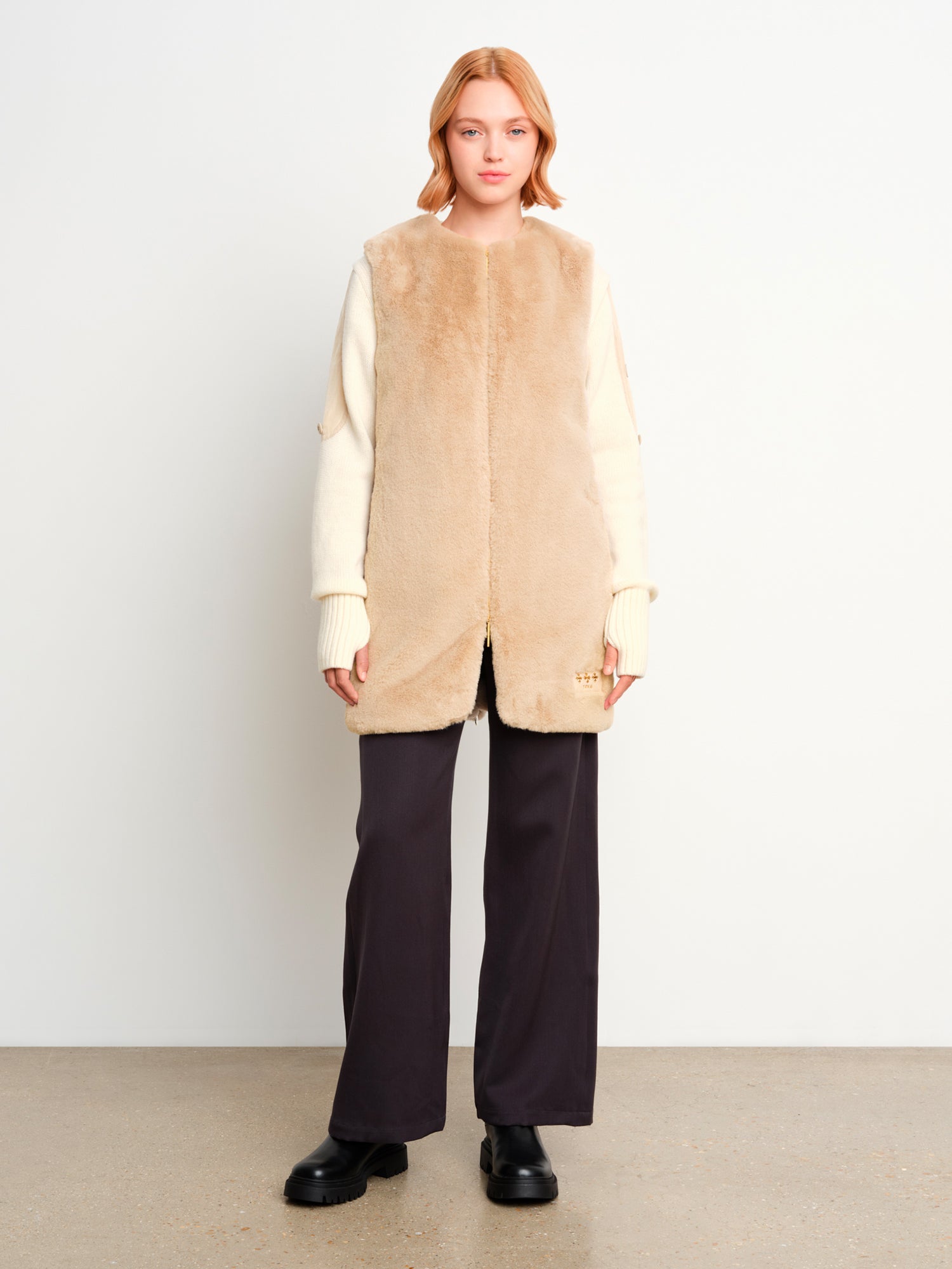 モデル身長175cm、着用サイズ2、着用カラーBEIGE