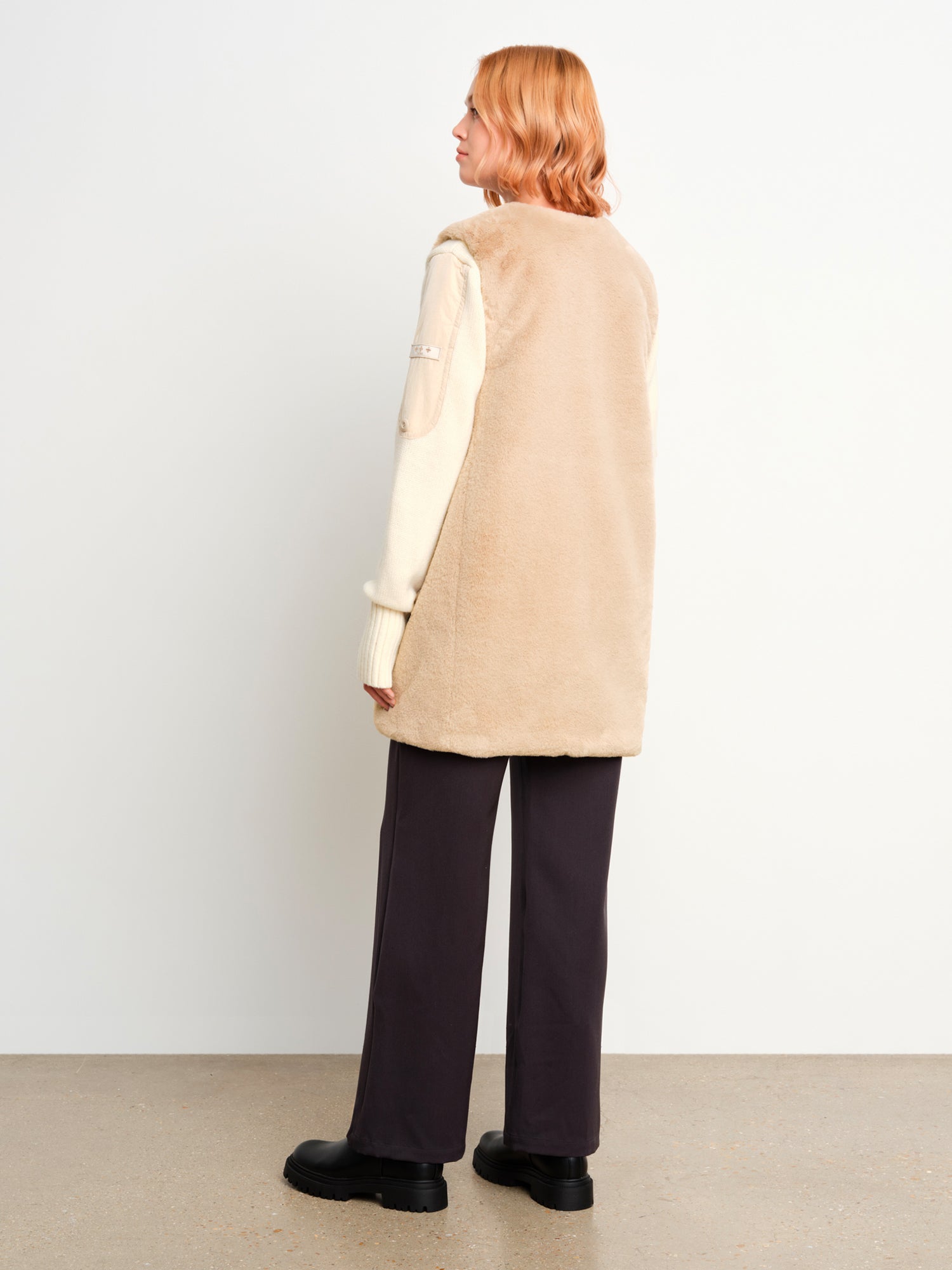 モデル身長175cm、着用サイズ2、着用カラーBEIGE