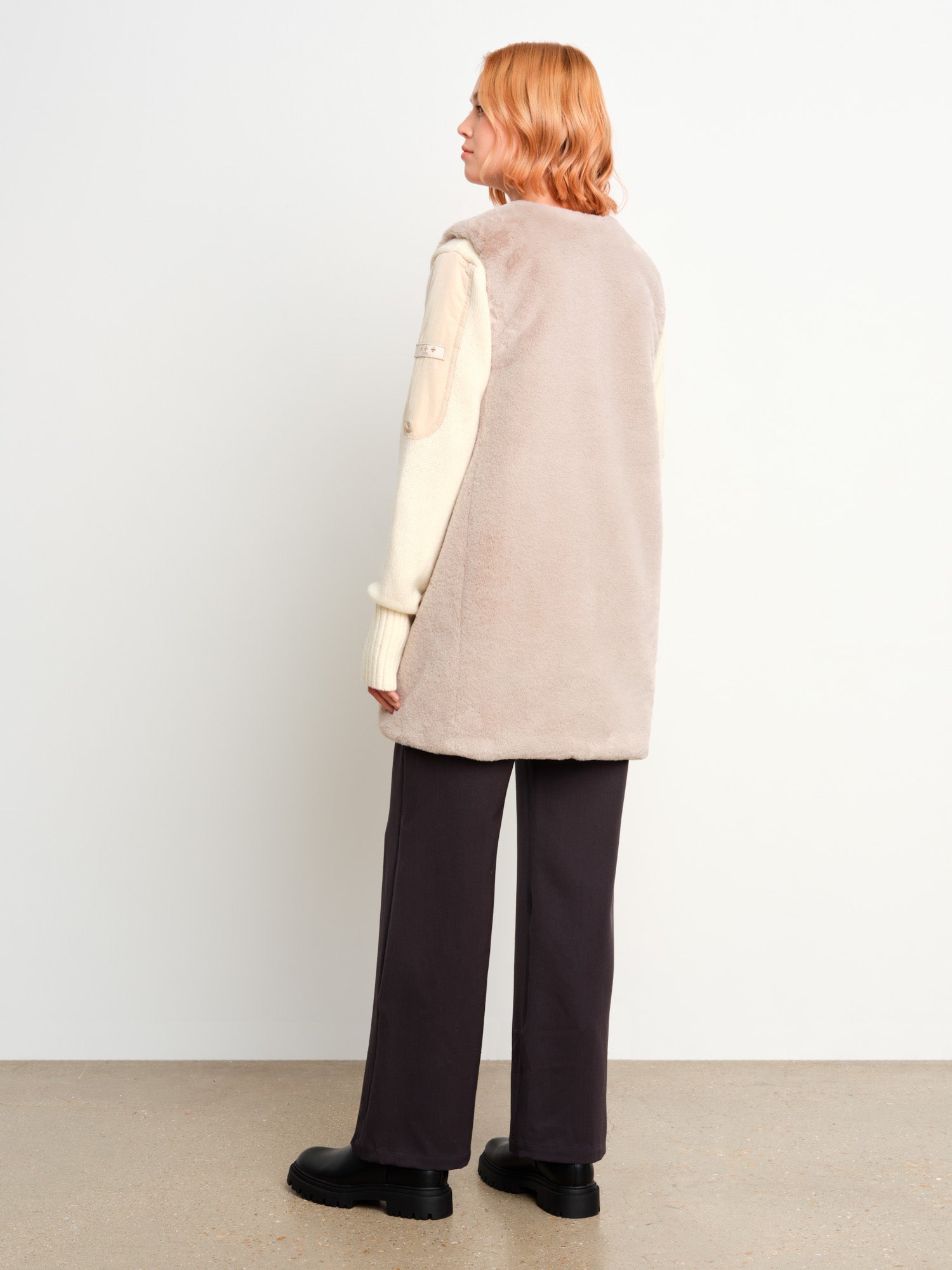 モデル身長175cm、着用サイズ2、着用カラーL.GRAY