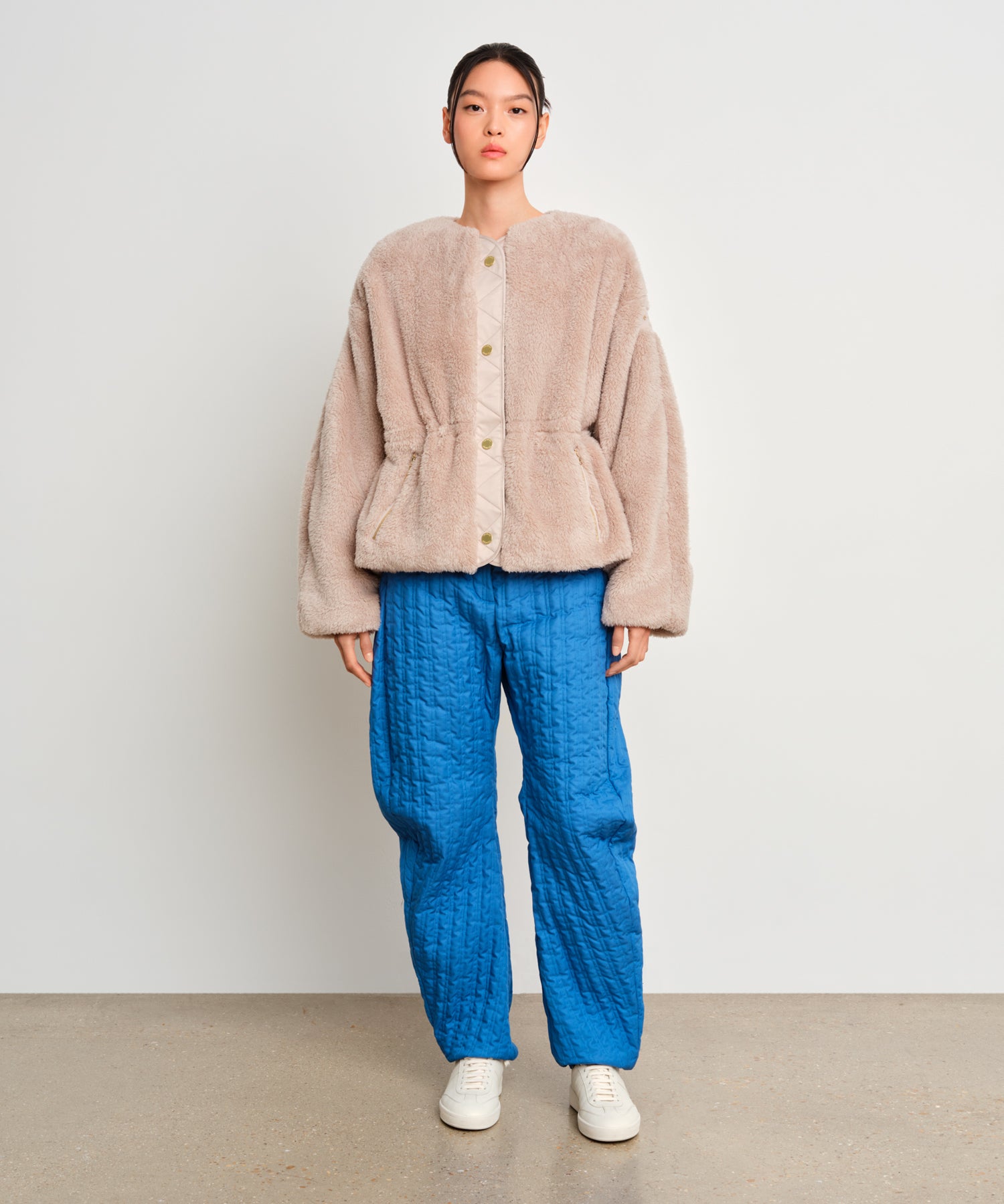 モデル身長175cm、着用サイズ2、着用カラーL.GRAY