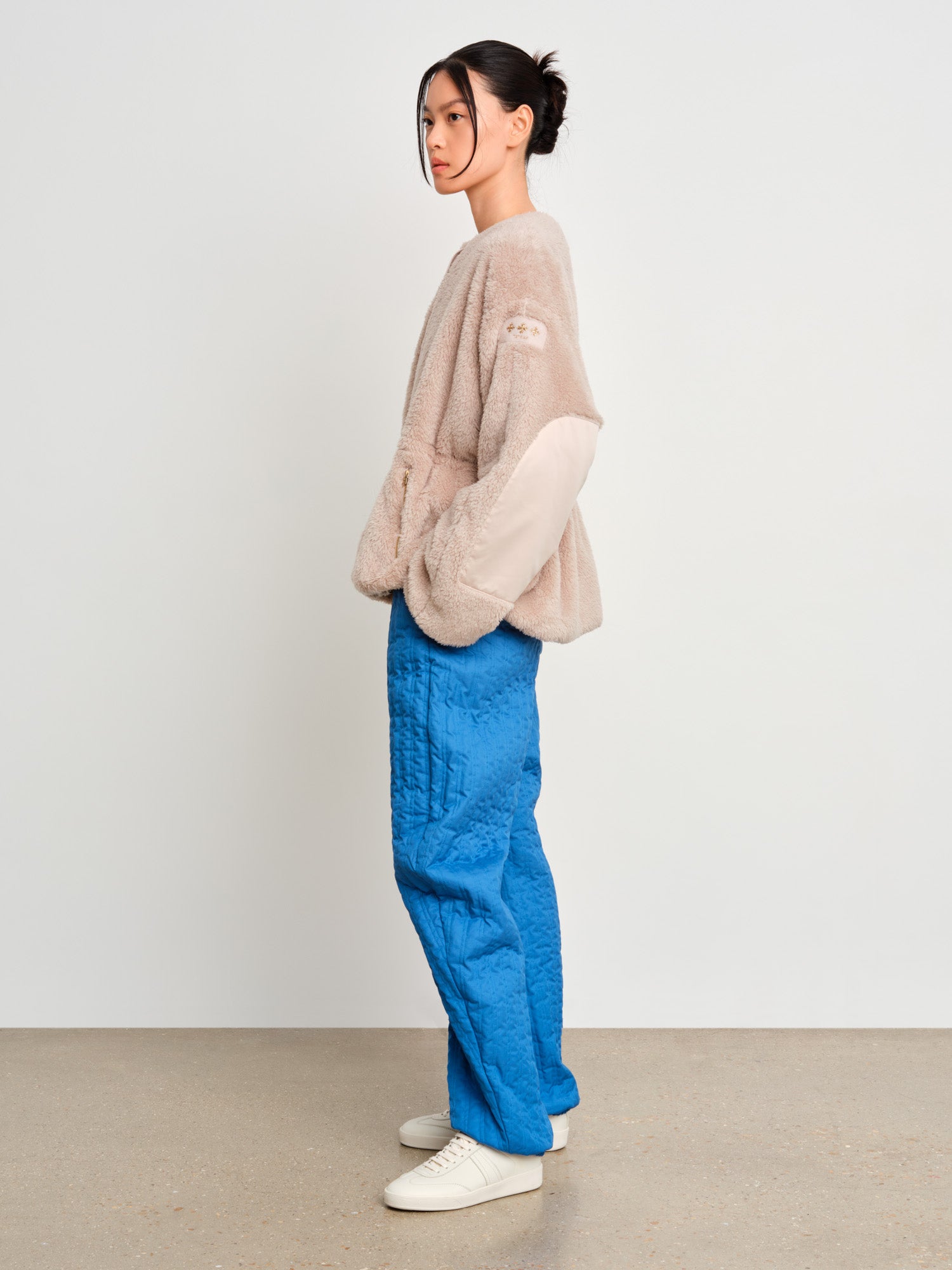 モデル身長175cm、着用サイズ2、着用カラーL.GRAY