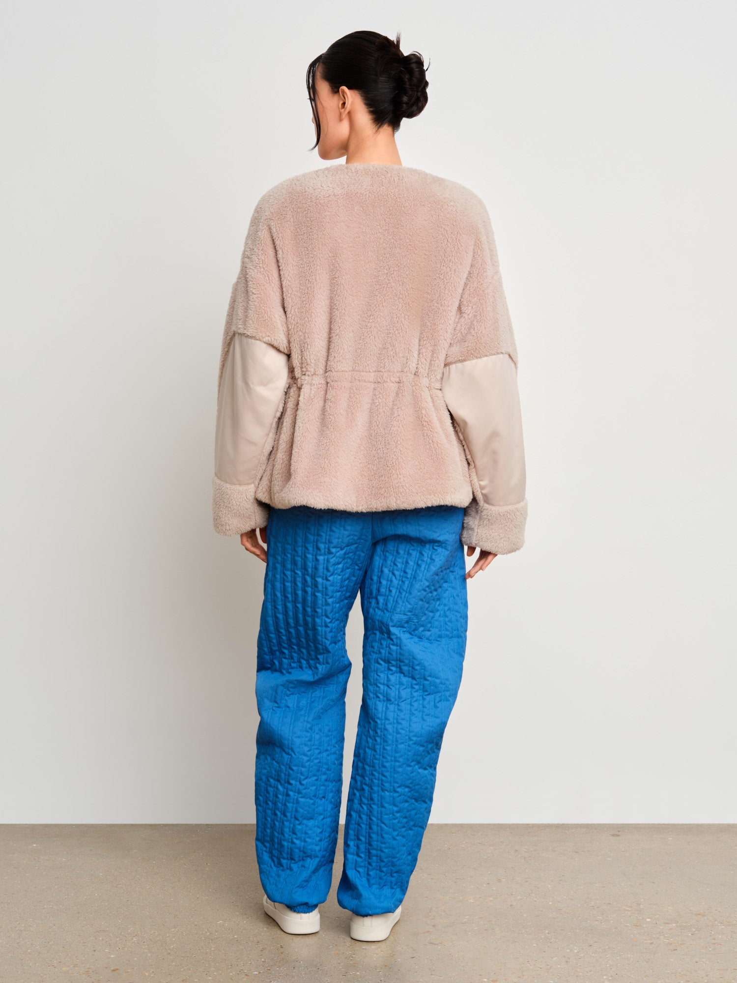 モデル身長175cm、着用サイズ2、着用カラーL.GRAY