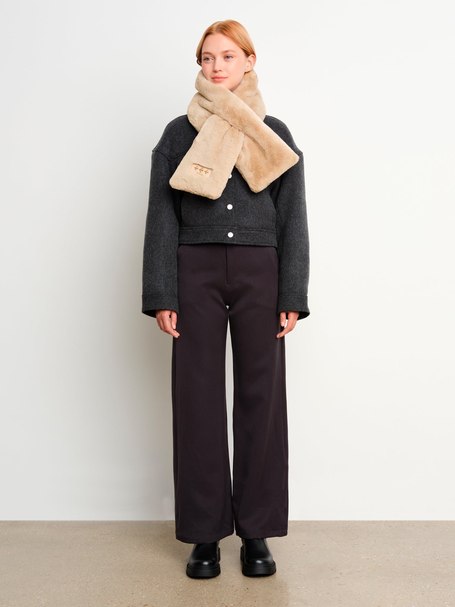 モデル身長175cm、着用サイズF、着用カラーBEIGE