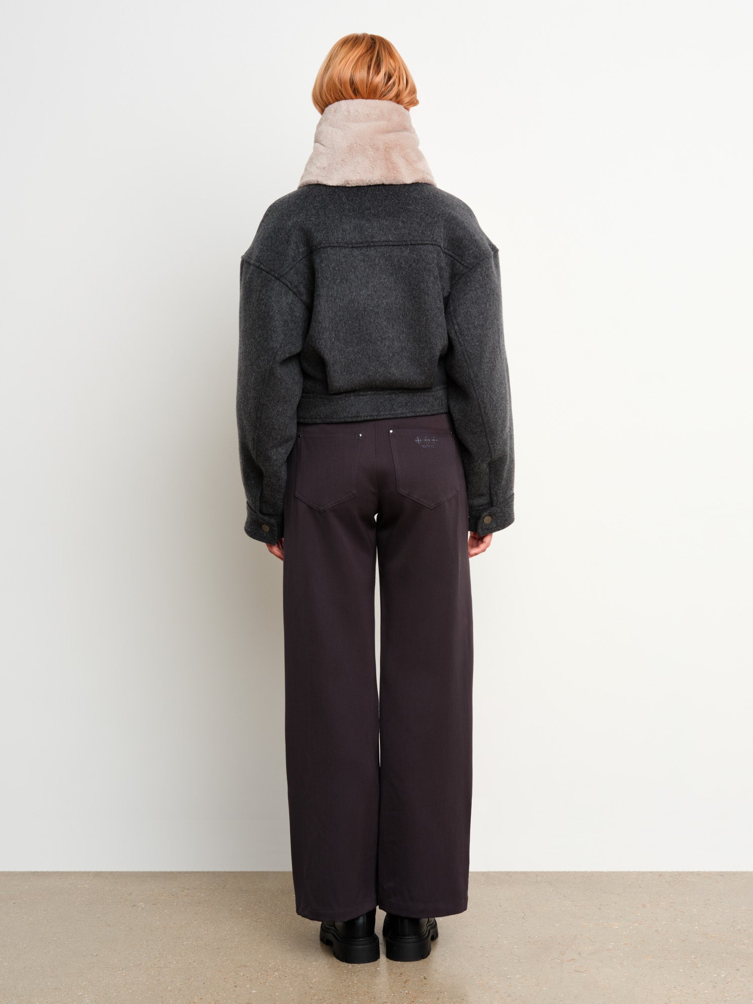 モデル身長175cm、着用サイズF、着用カラーL.GRAY