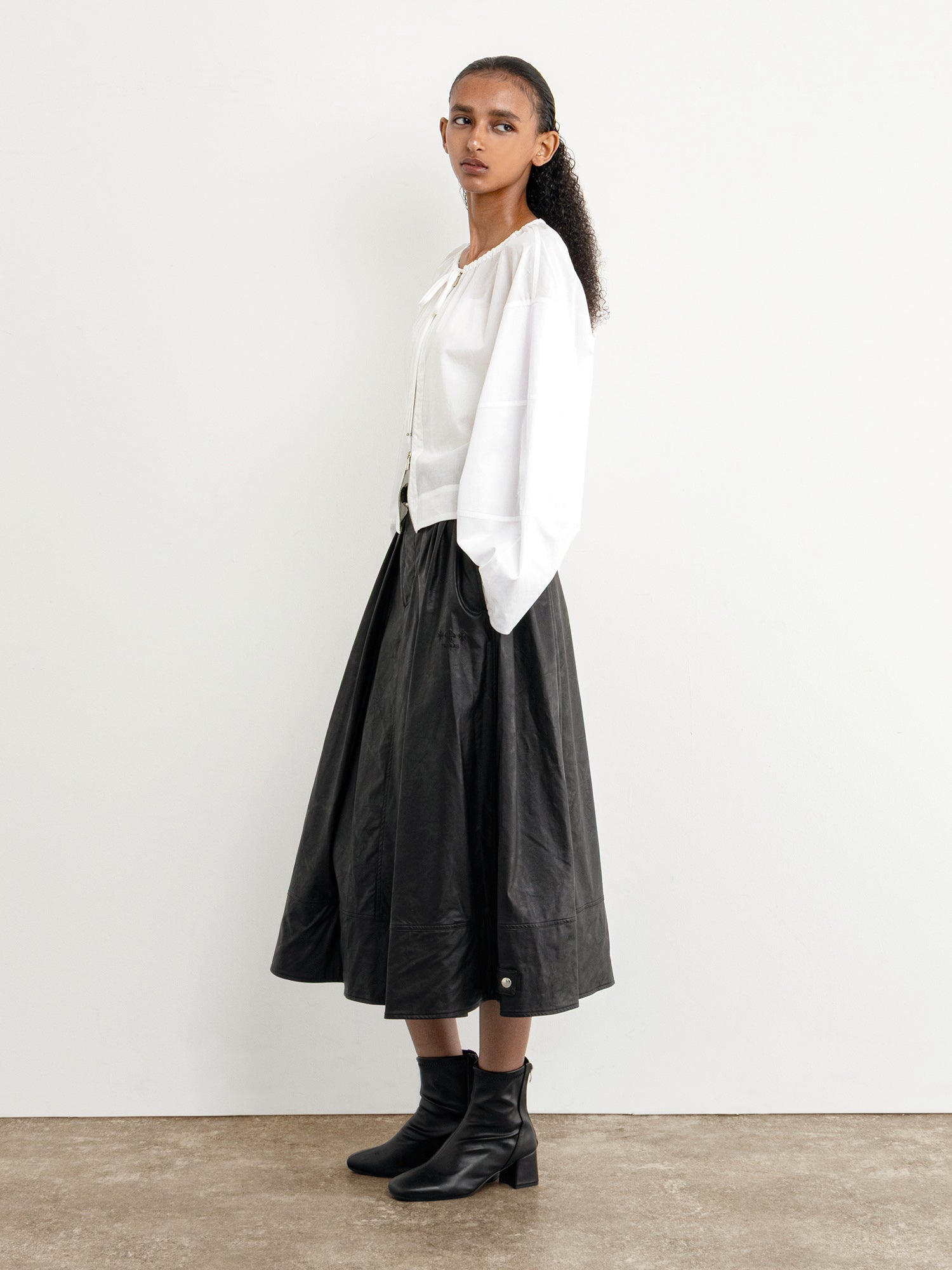 モデル身長177cm、着用サイズ2、着用カラーWHITE